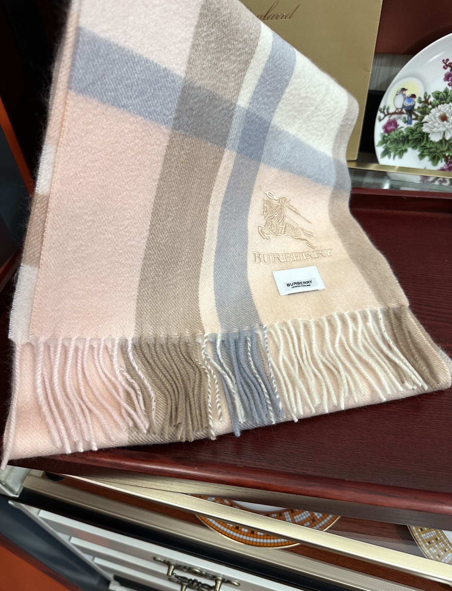 。85%山羊绒 2025巴宝莉【刺绣战马】采用内蒙古顶级山羊绒 最新款男女通用情侣款👫重磅推荐💥 经典的