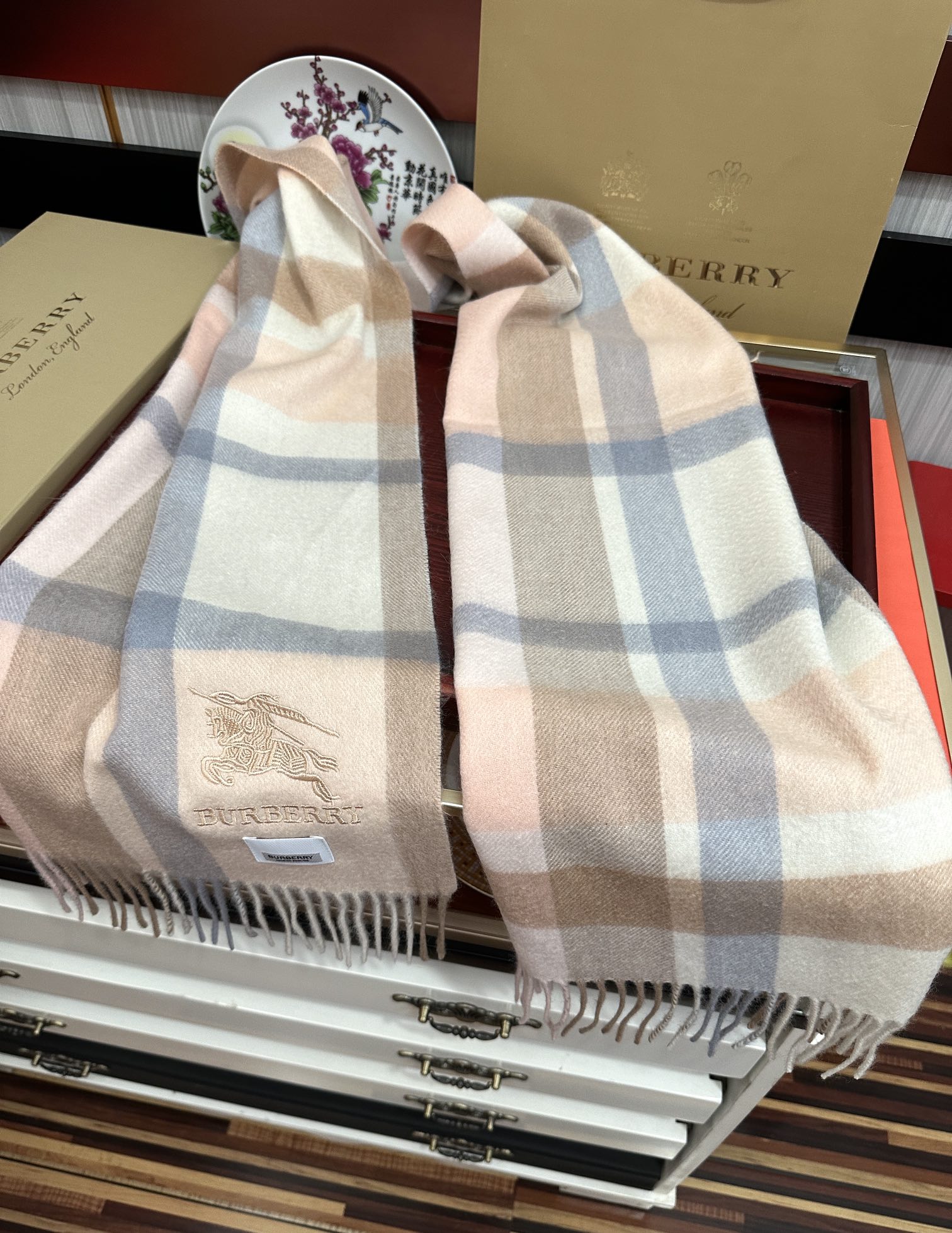 。85%山羊绒 2025巴宝莉【刺绣战马】采用内蒙古顶级山羊绒 最新款男女通用情侣款👫重磅推荐💥 经典的