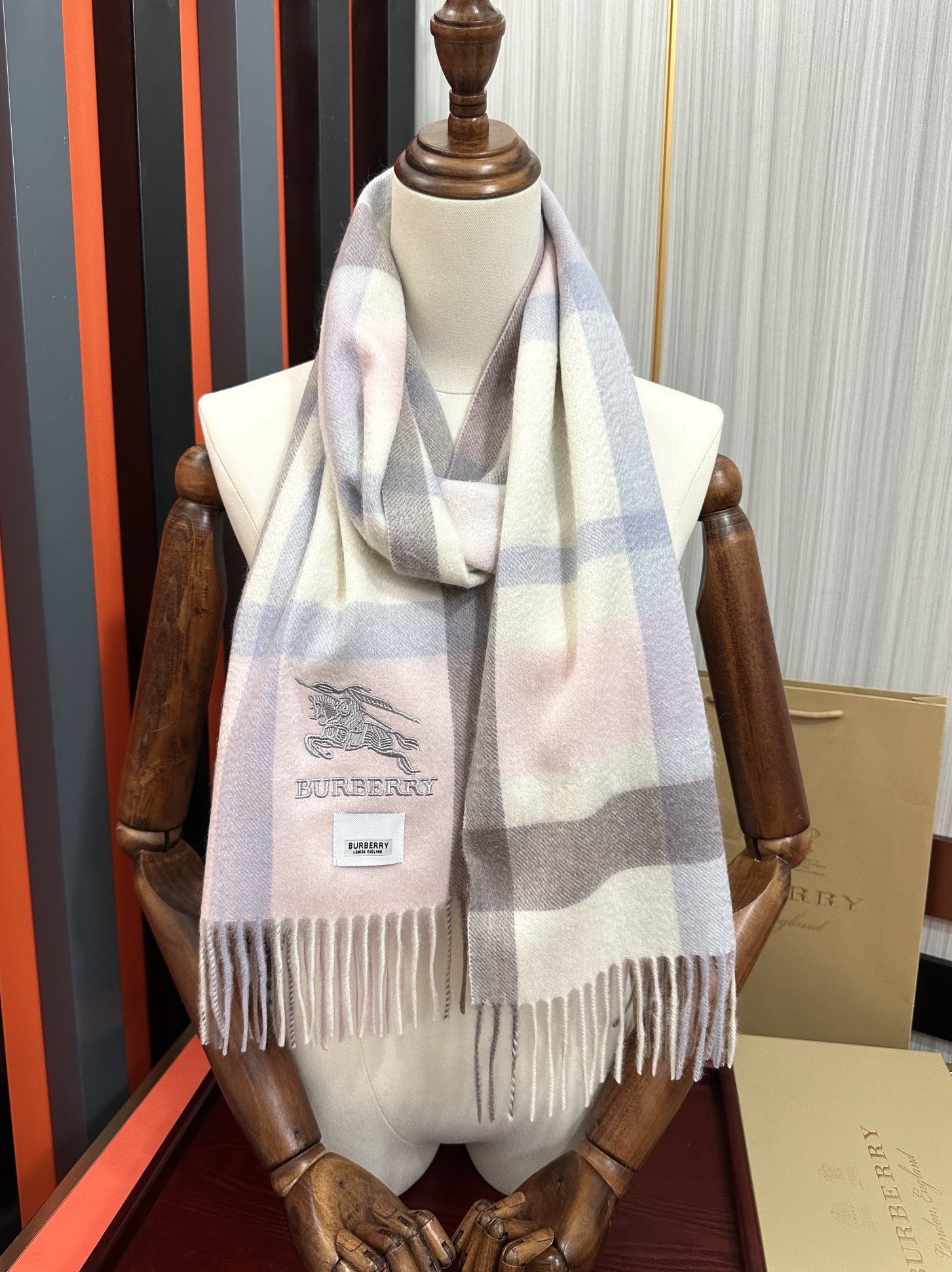 。85%山羊绒 2025巴宝莉【刺绣战马】采用内蒙古顶级山羊绒 最新款男女通用情侣款👫重磅推荐💥 经典的