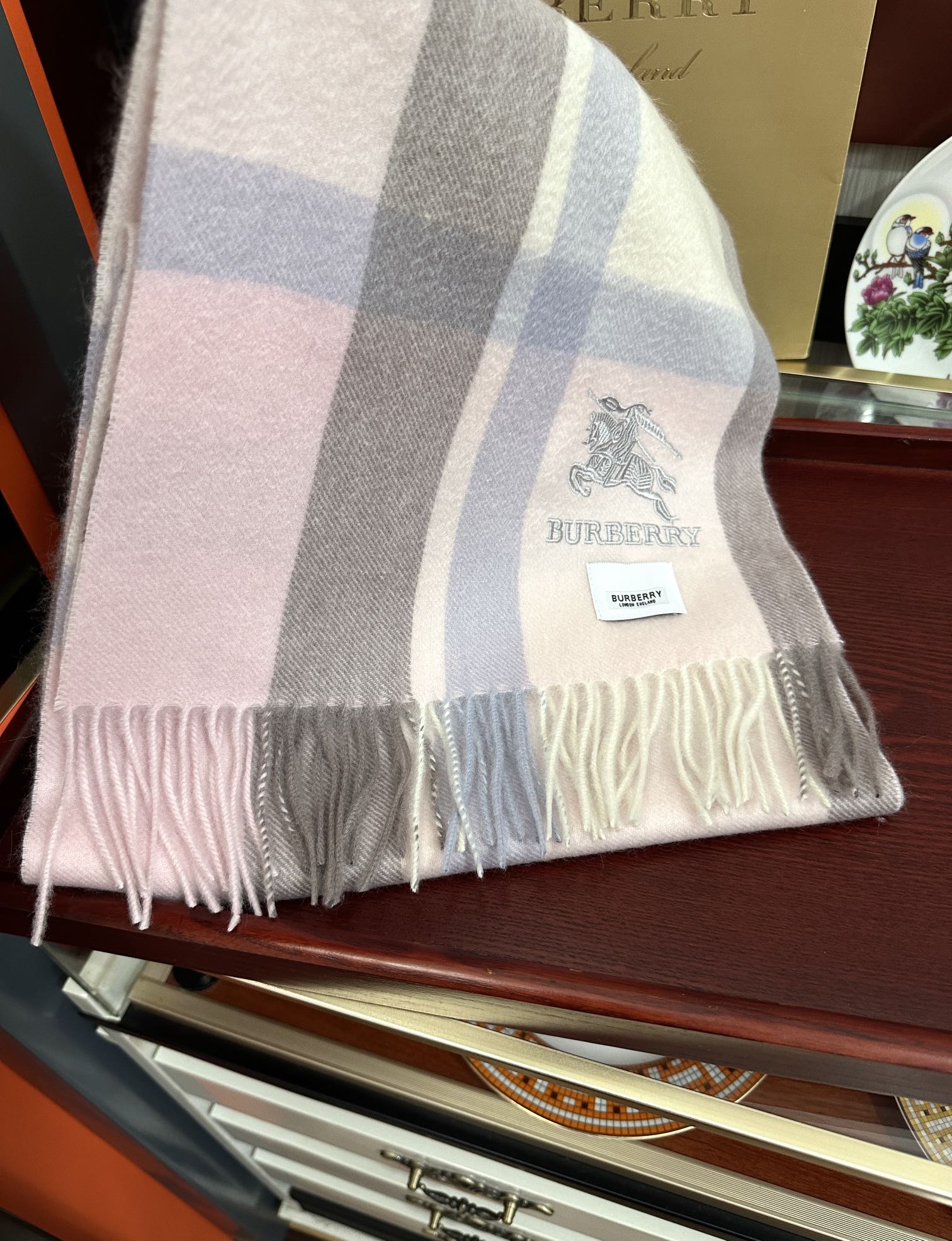 。85%山羊绒 2025巴宝莉【刺绣战马】采用内蒙古顶级山羊绒 最新款男女通用情侣款👫重磅推荐💥 经典的