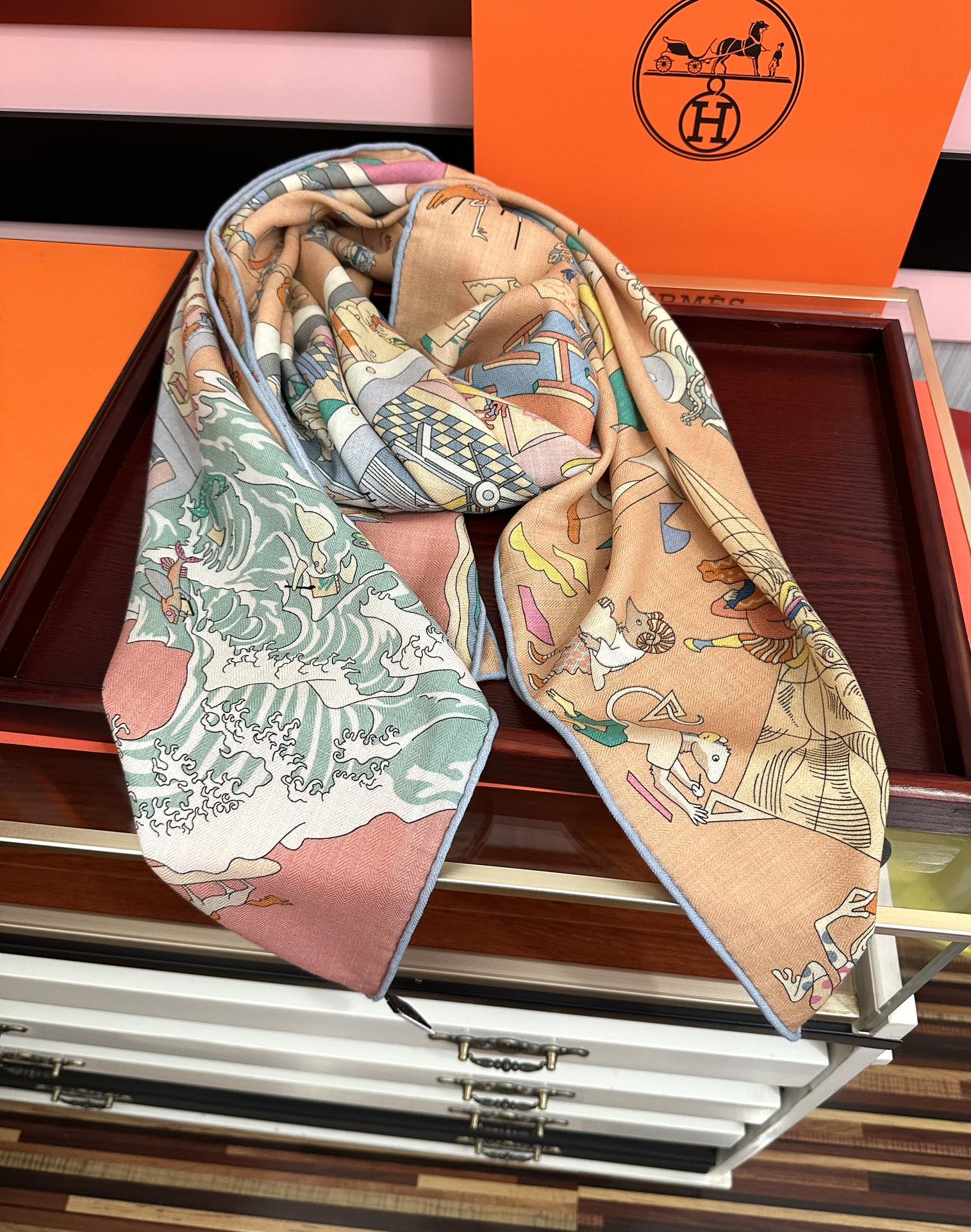 上新 。爱马仕 【马术学院】[嘴唇]今年最新款 140双面同色丝毛披肩这款爱马仕的经典单品展现强大而迷人