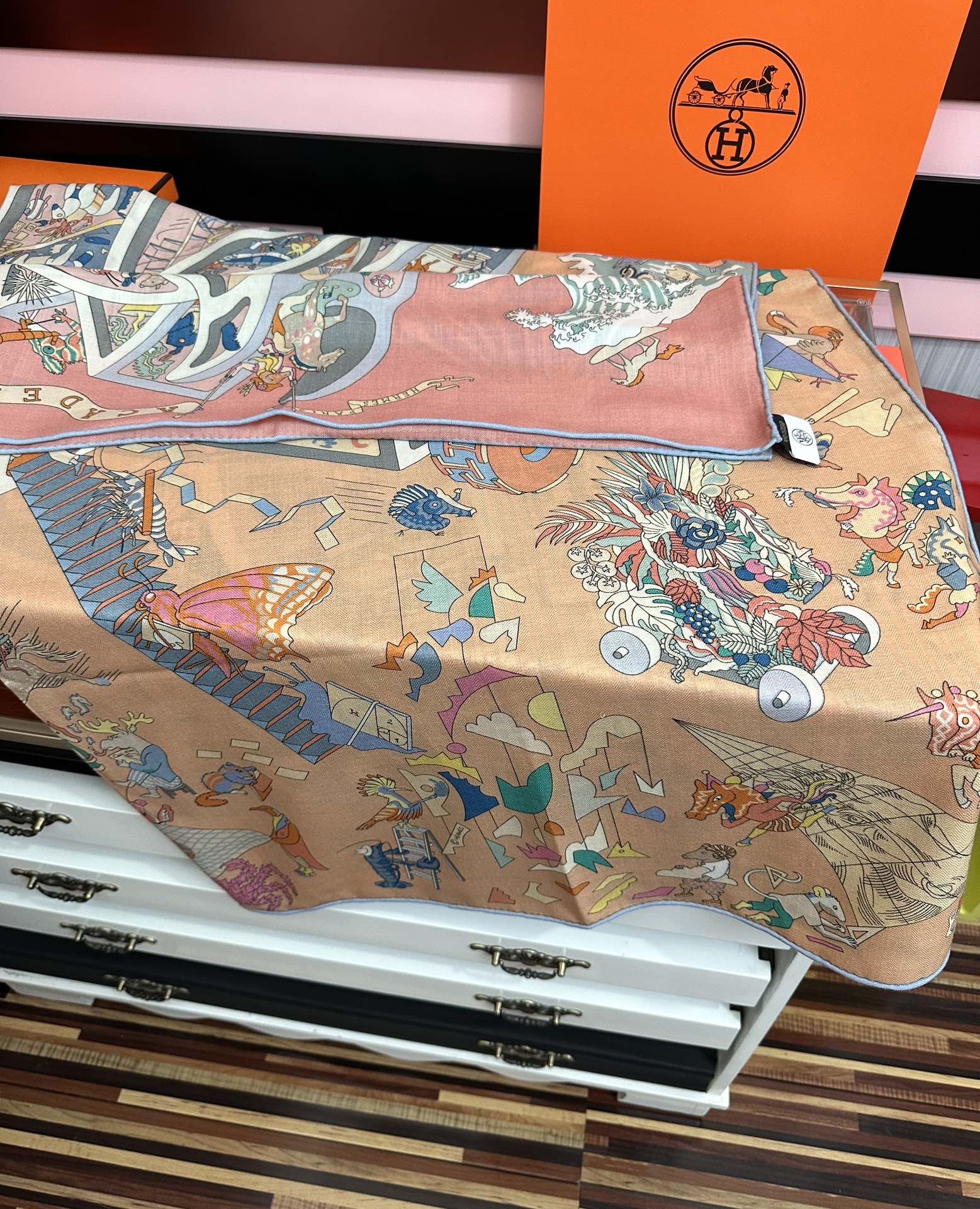 上新 。爱马仕 【马术学院】[嘴唇]今年最新款 140双面同色丝毛披肩这款爱马仕的经典单品展现强大而迷人