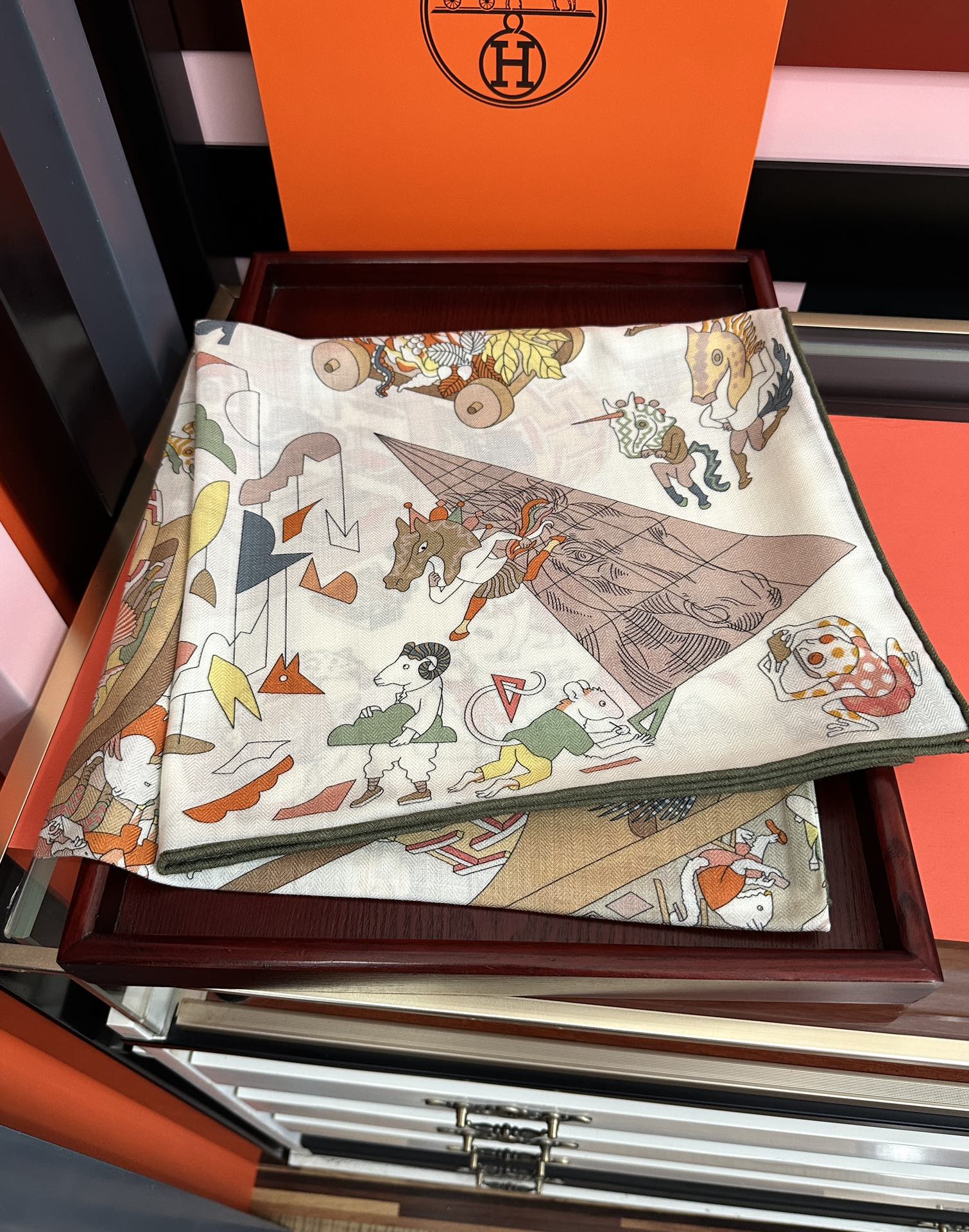 上新 。爱马仕 【马术学院】[嘴唇]今年最新款 140双面同色丝毛披肩这款爱马仕的经典单品展现强大而迷人