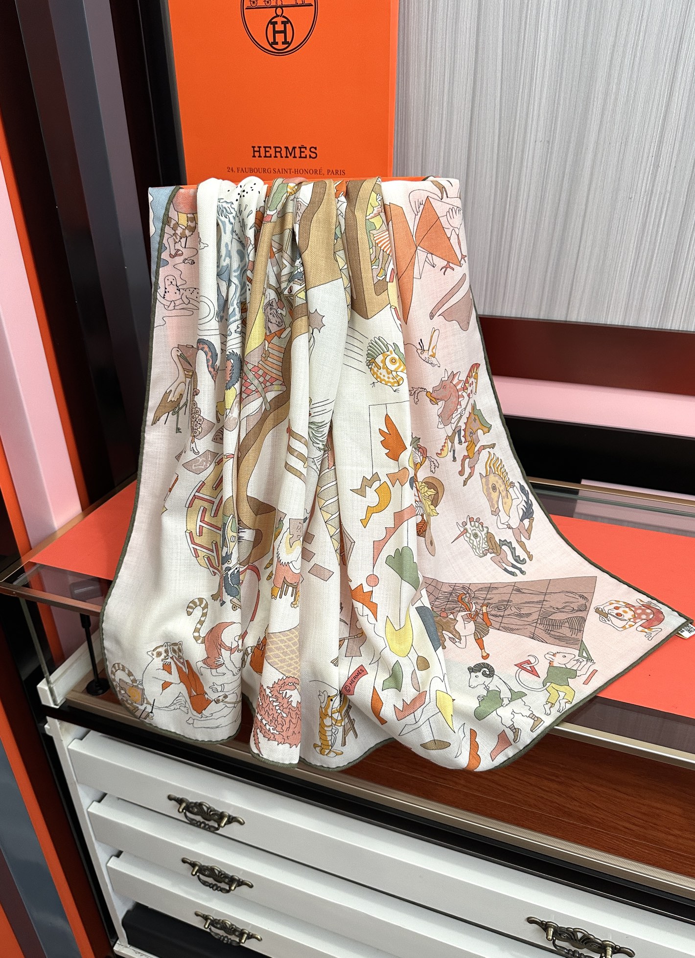 上新 。爱马仕 【马术学院】[嘴唇]今年最新款 140双面同色丝毛披肩这款爱马仕的经典单品展现强大而迷人