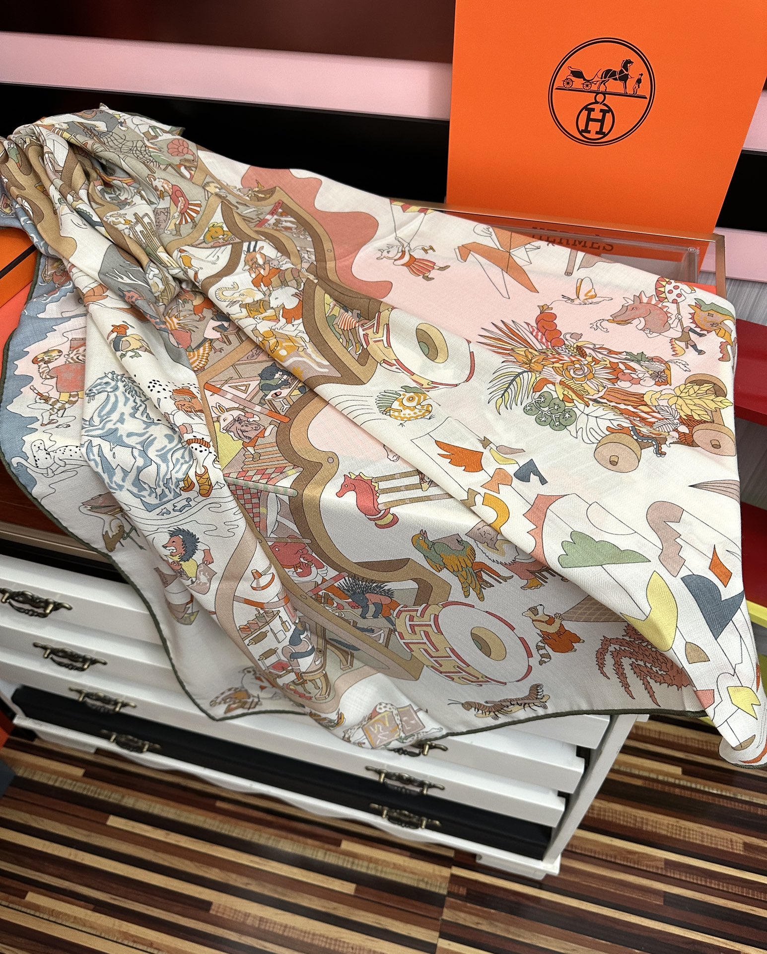 上新 。爱马仕 【马术学院】[嘴唇]今年最新款 140双面同色丝毛披肩这款爱马仕的经典单品展现强大而迷人