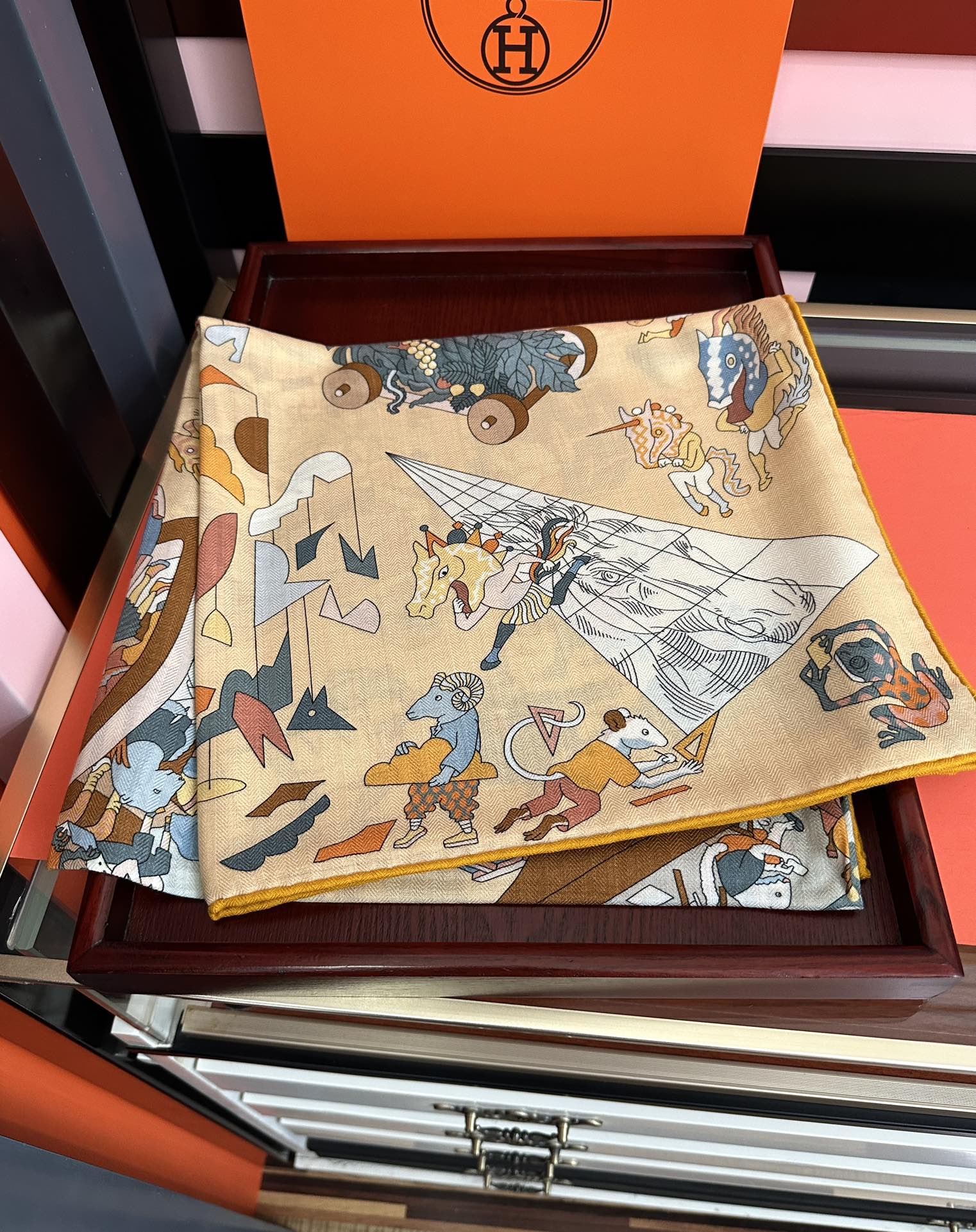 上新 。爱马仕 【马术学院】[嘴唇]今年最新款 140双面同色丝毛披肩这款爱马仕的经典单品展现强大而迷人