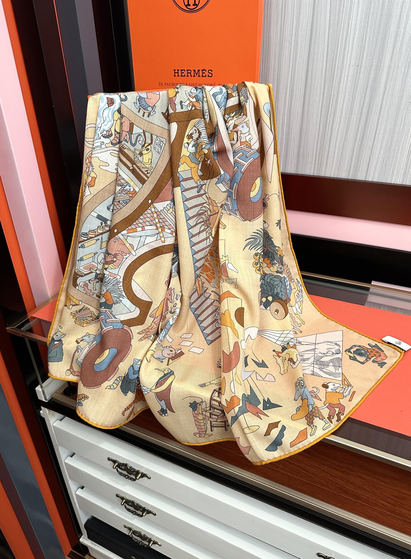 上新 。爱马仕 【马术学院】[嘴唇]今年最新款 140双面同色丝毛披肩这款爱马仕的经典单品展现强大而迷人