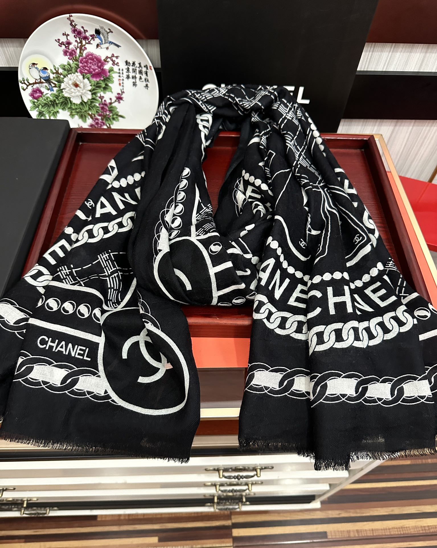 上新 小香 2025 最新款[得意]真心赞👍【羊绒长巾】😘💍实物真心美 🎀披肩配以印花💓💃🏻无论设计喷绘