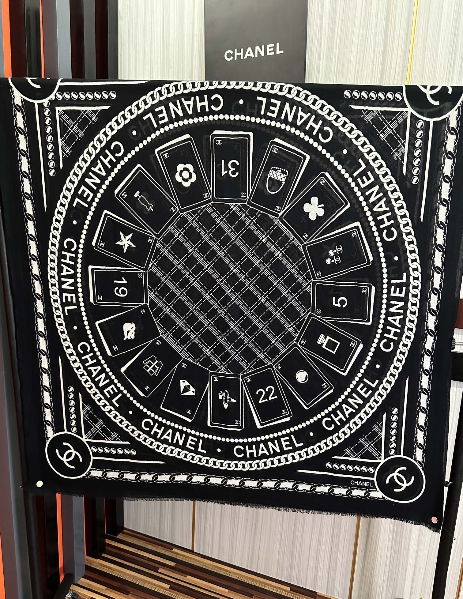 上新 小香 2025 最新款[得意]真心赞👍【羊绒长巾】😘💍实物真心美 🎀披肩配以印花💓💃🏻无论设计喷绘