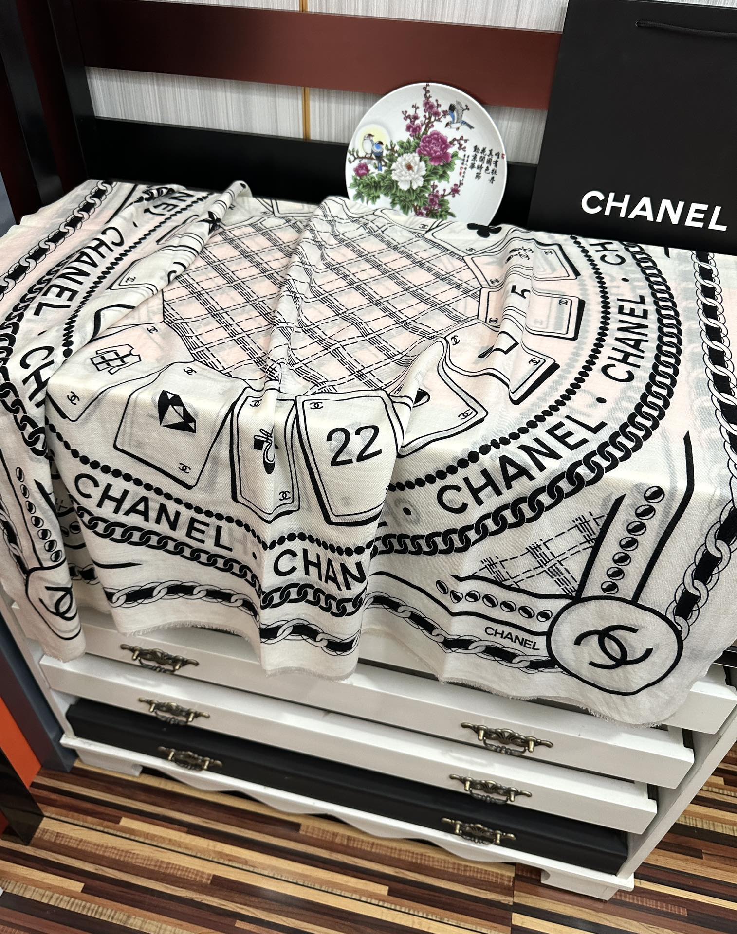 上新 小香 2025 最新款[得意]真心赞👍【羊绒长巾】😘💍实物真心美 🎀披肩配以印花💓💃🏻无论设计喷绘