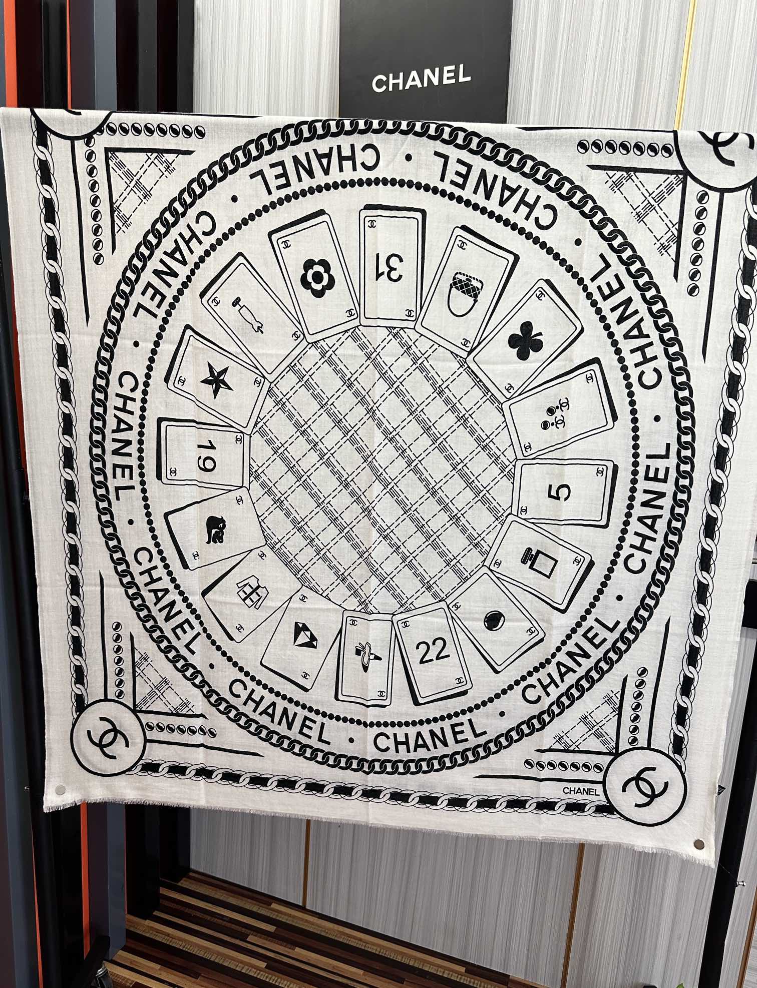 上新 小香 2025 最新款[得意]真心赞👍【羊绒长巾】😘💍实物真心美 🎀披肩配以印花💓💃🏻无论设计喷绘