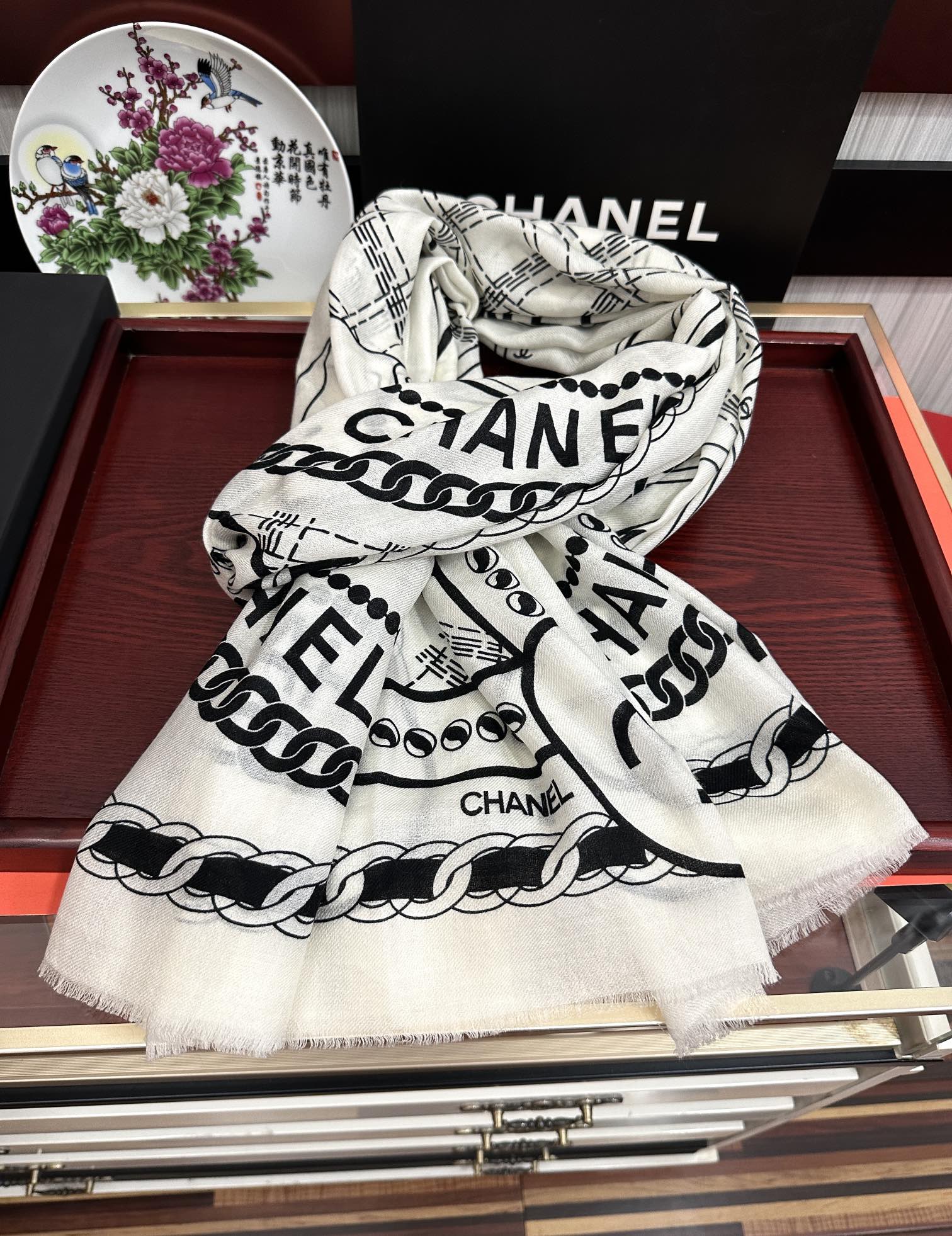 上新 小香 2025 最新款[得意]真心赞👍【羊绒长巾】😘💍实物真心美 🎀披肩配以印花💓💃🏻无论设计喷绘