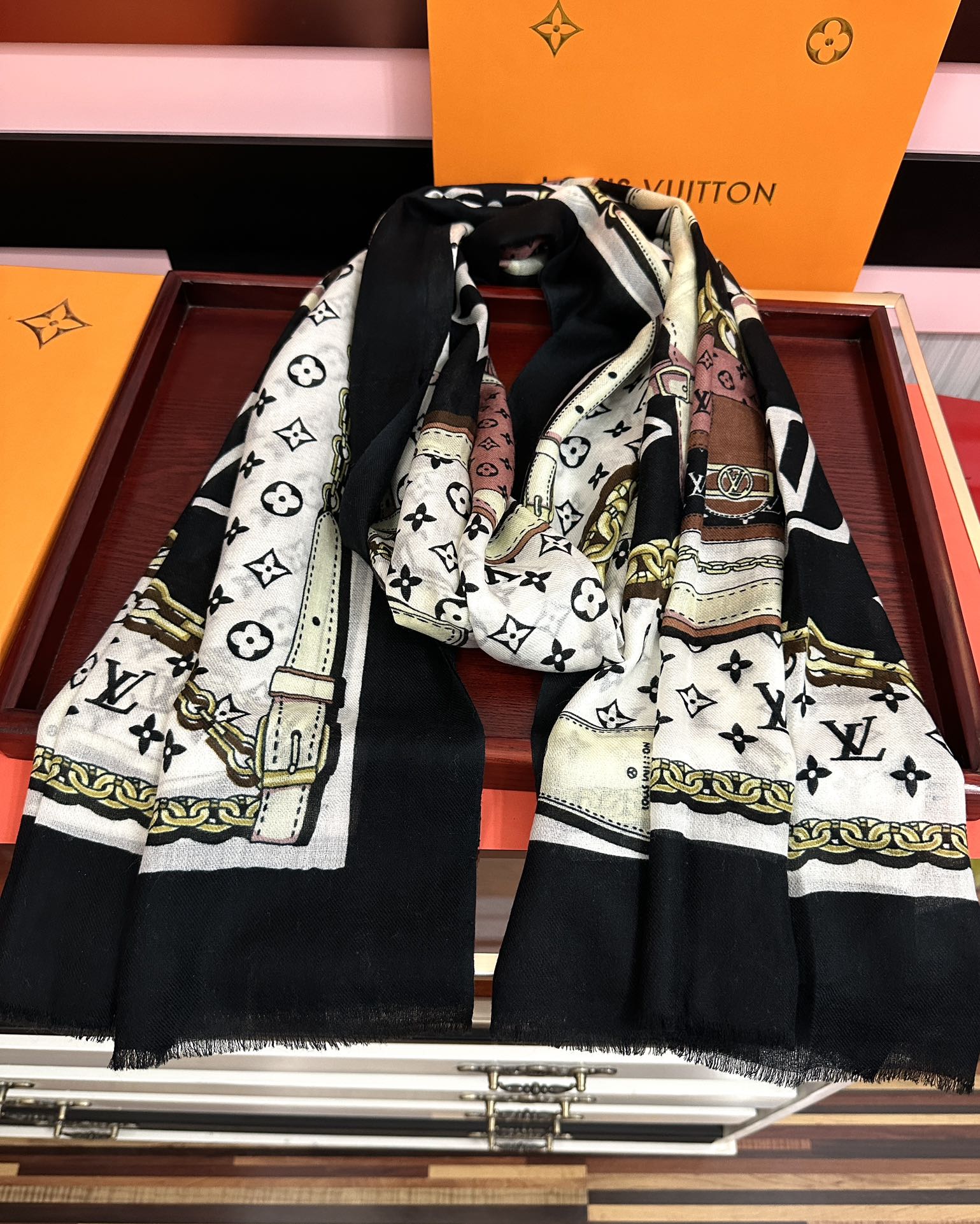 新品 LV【300支羊绒长巾】2025实物真心美 🎀披肩配以印花💓无论设计喷绘都是非常到位☀️细节都可见