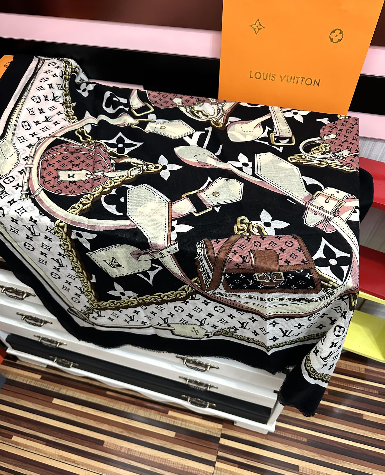 新品 LV【300支羊绒长巾】2025实物真心美 🎀披肩配以印花💓无论设计喷绘都是非常到位☀️细节都可见