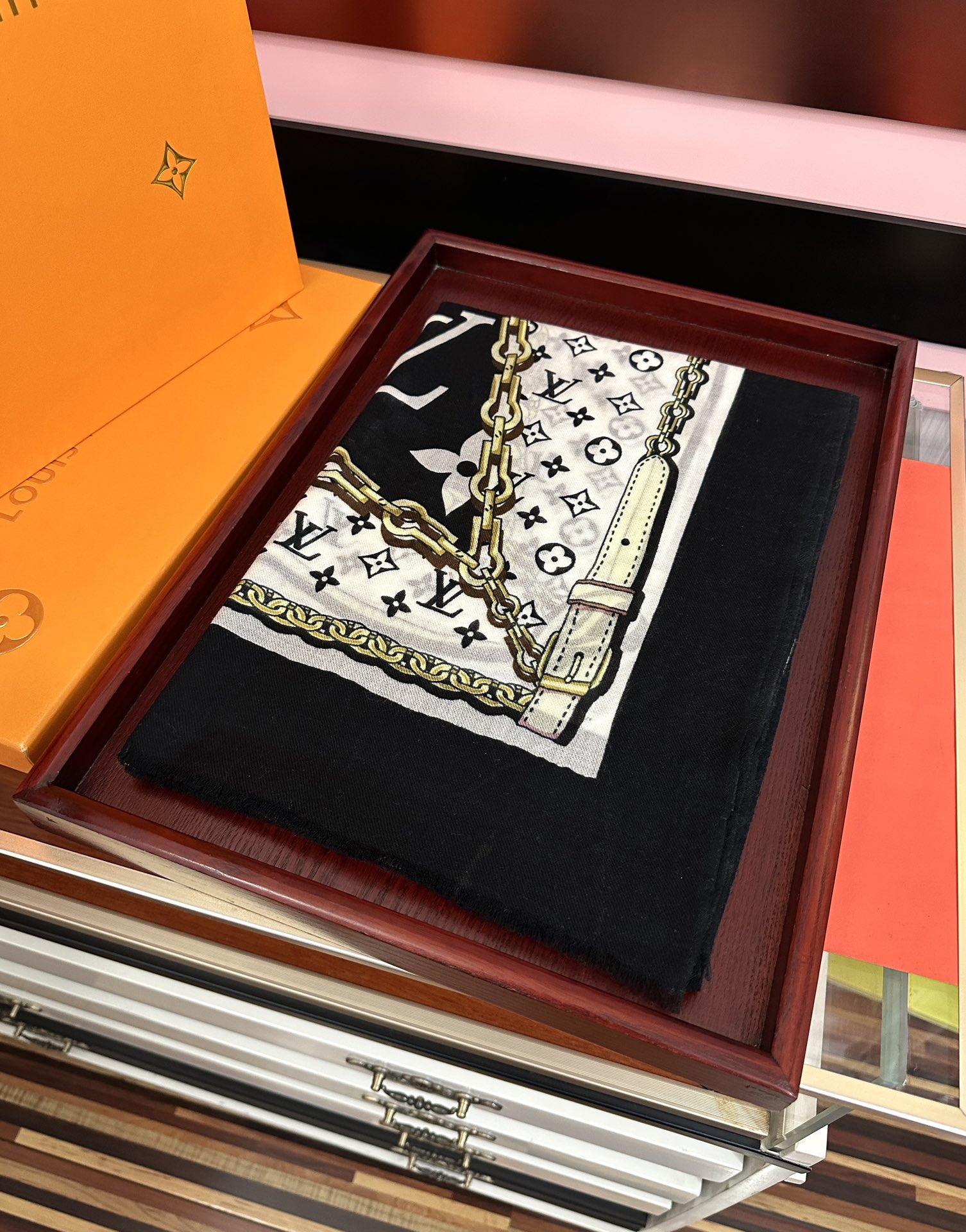 新品 LV【300支羊绒长巾】2025实物真心美 🎀披肩配以印花💓无论设计喷绘都是非常到位☀️细节都可见