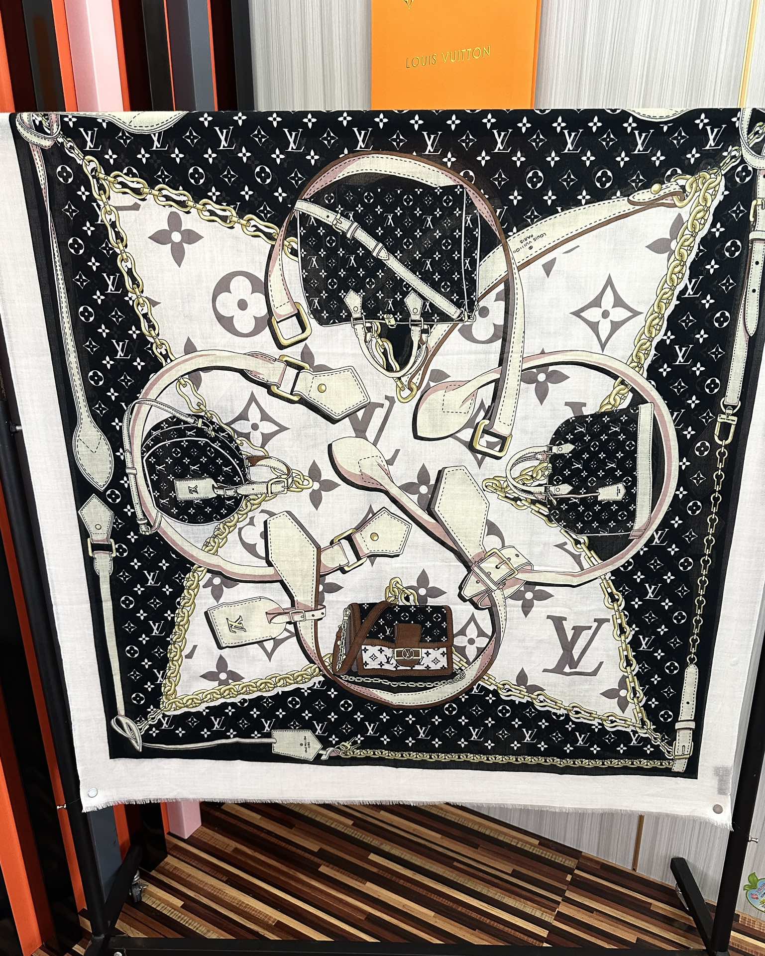 新品 LV【300支羊绒长巾】2025实物真心美 🎀披肩配以印花💓无论设计喷绘都是非常到位☀️细节都可见