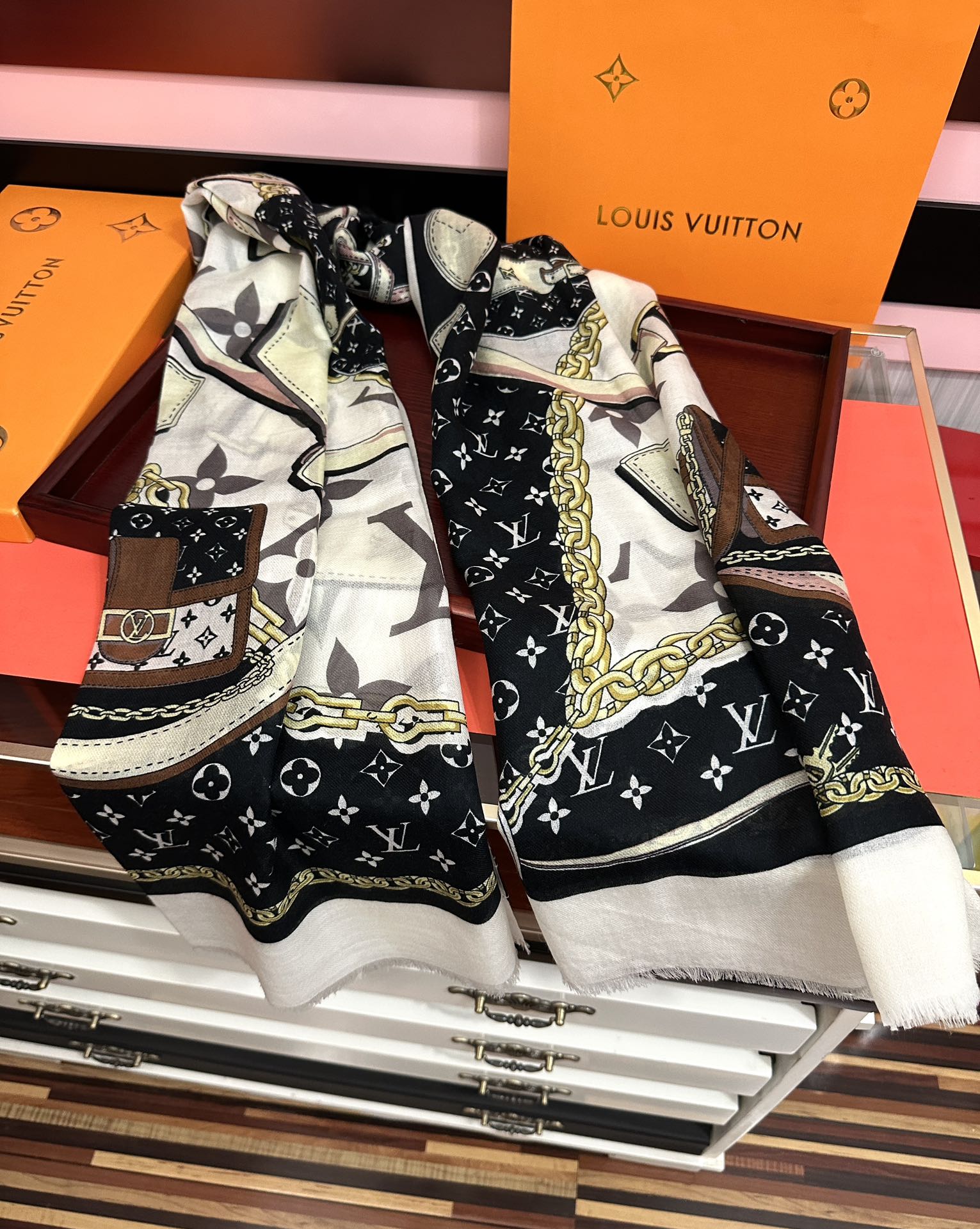 新品 LV【300支羊绒长巾】2025实物真心美 🎀披肩配以印花💓无论设计喷绘都是非常到位☀️细节都可见