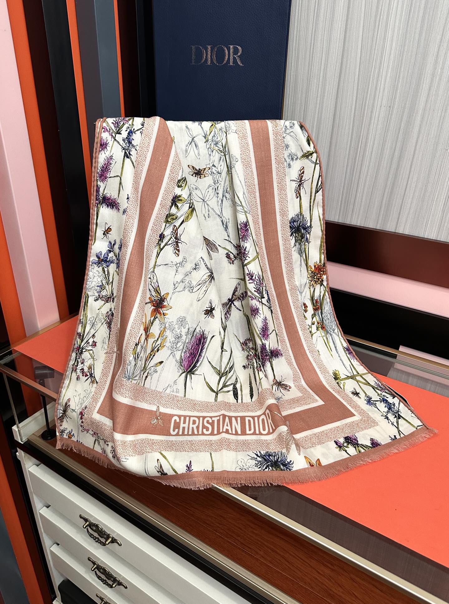 新款。2010迪奥 太美了[嘴唇]ZG同步 双面同色 [吃瓜]下手一定要快[嘴唇]四季都可以用[勾引]真