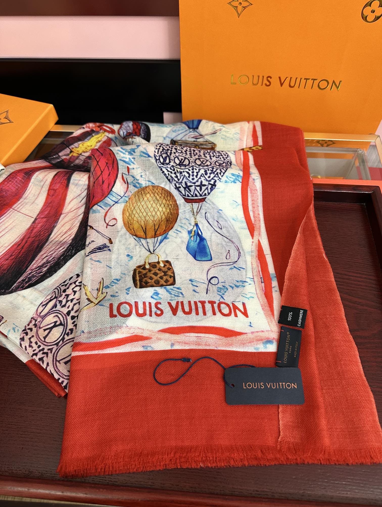 。上新L v 2025最新款【热气球🎈】顶级设计太美了，真心赞👍😘💍实物真心美 🎀披肩配以印花💓💃🏻无论