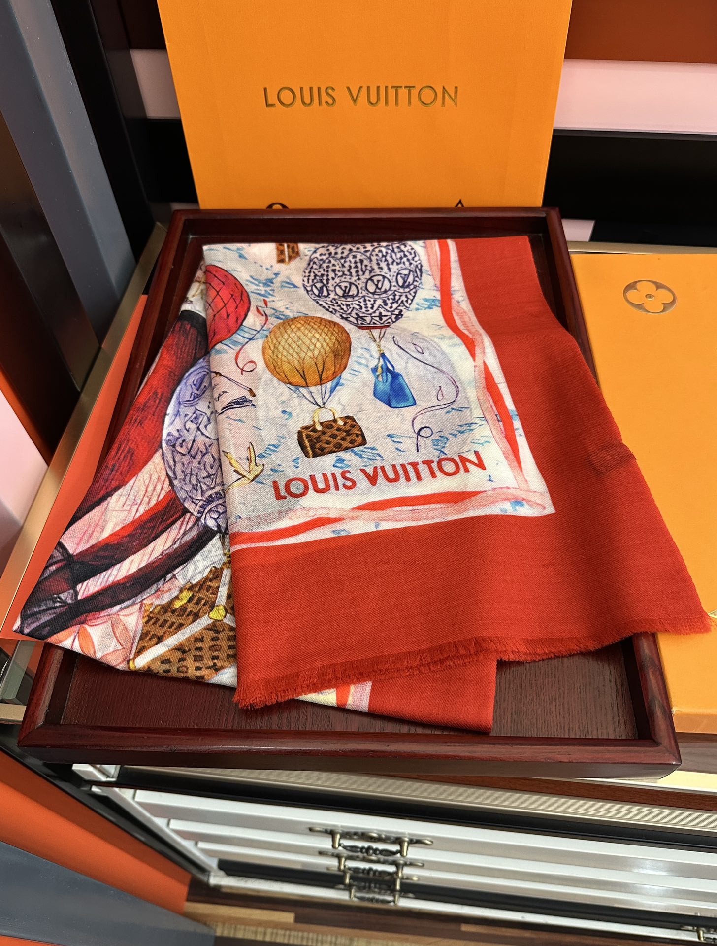 。上新L v 2025最新款【热气球🎈】顶级设计太美了，真心赞👍😘💍实物真心美 🎀披肩配以印花💓💃🏻无论