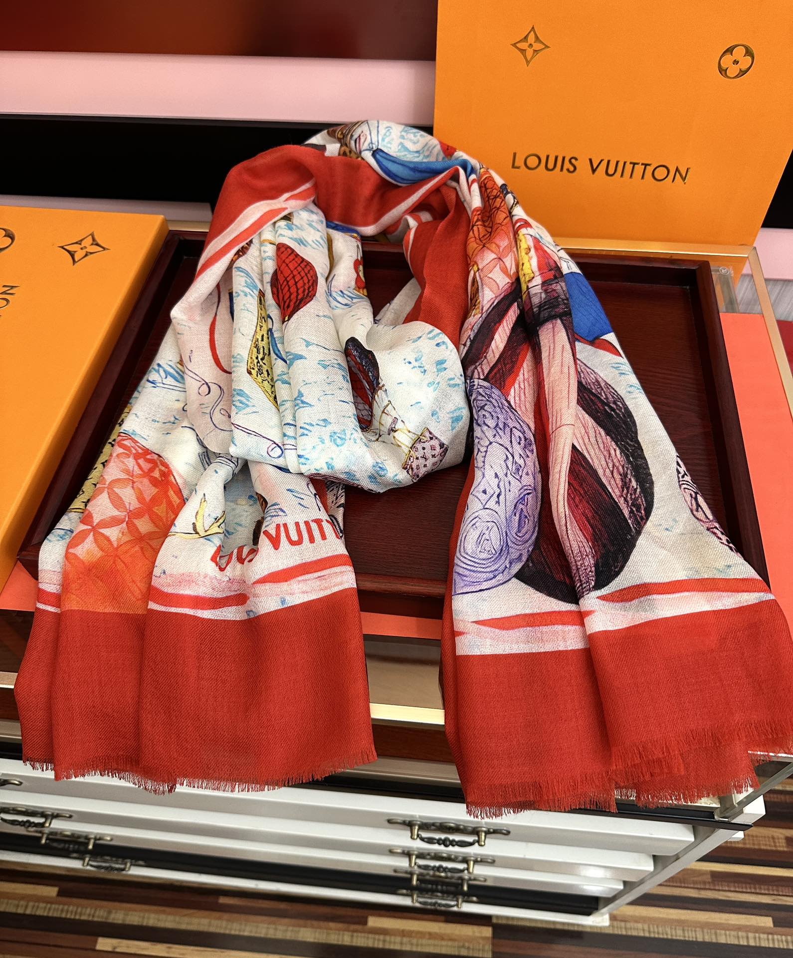 。上新L v 2025最新款【热气球🎈】顶级设计太美了，真心赞👍😘💍实物真心美 🎀披肩配以印花💓💃🏻无论