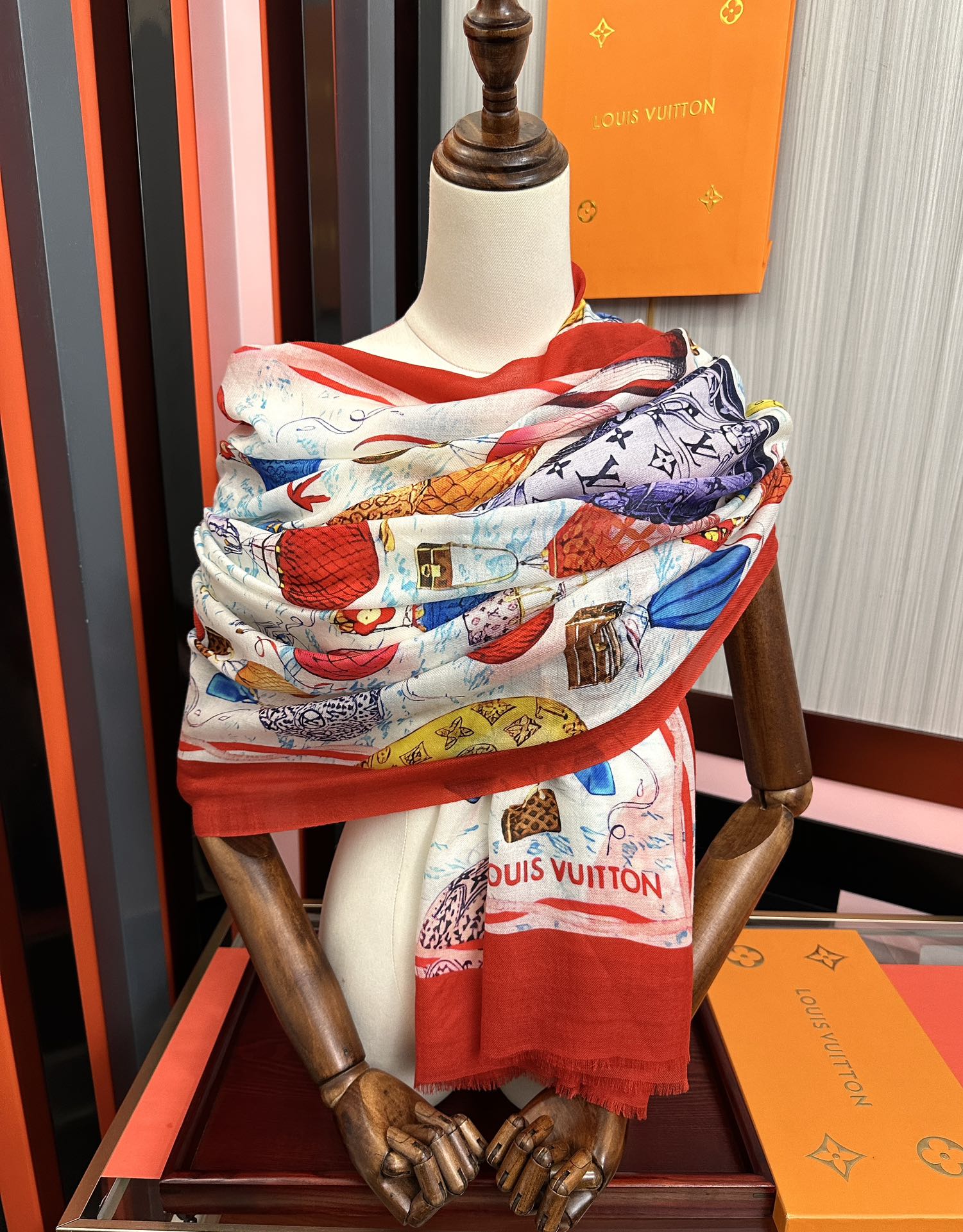 。上新L v 2025最新款【热气球🎈】顶级设计太美了，真心赞👍😘💍实物真心美 🎀披肩配以印花💓💃🏻无论