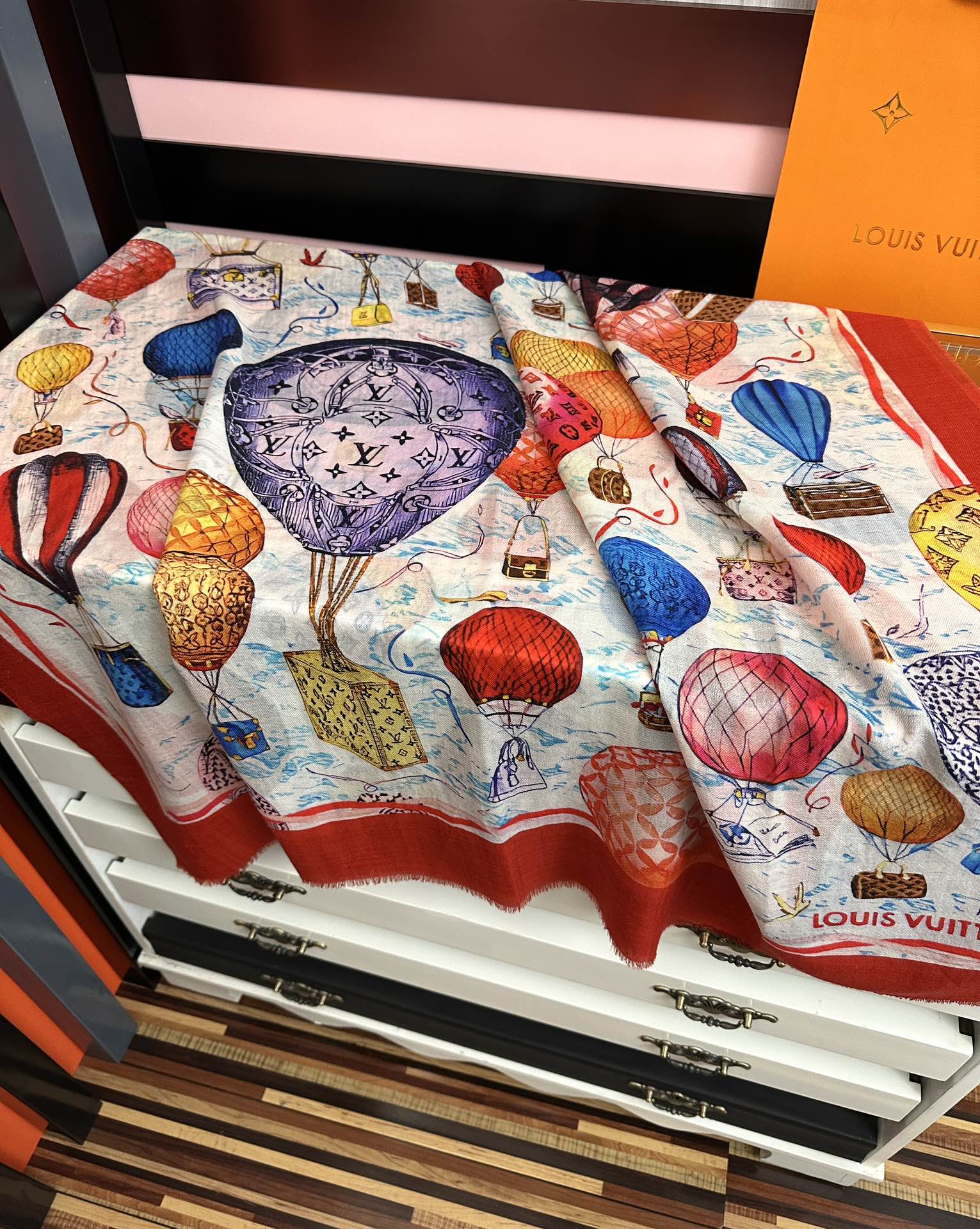 。上新L v 2025最新款【热气球🎈】顶级设计太美了，真心赞👍😘💍实物真心美 🎀披肩配以印花💓💃🏻无论