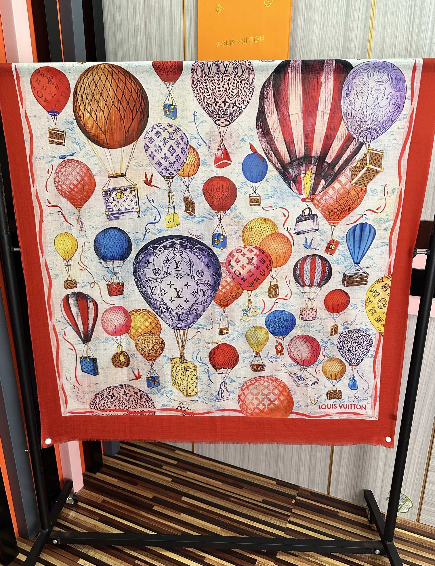 。上新L v 2025最新款【热气球🎈】顶级设计太美了，真心赞👍😘💍实物真心美 🎀披肩配以印花💓💃🏻无论