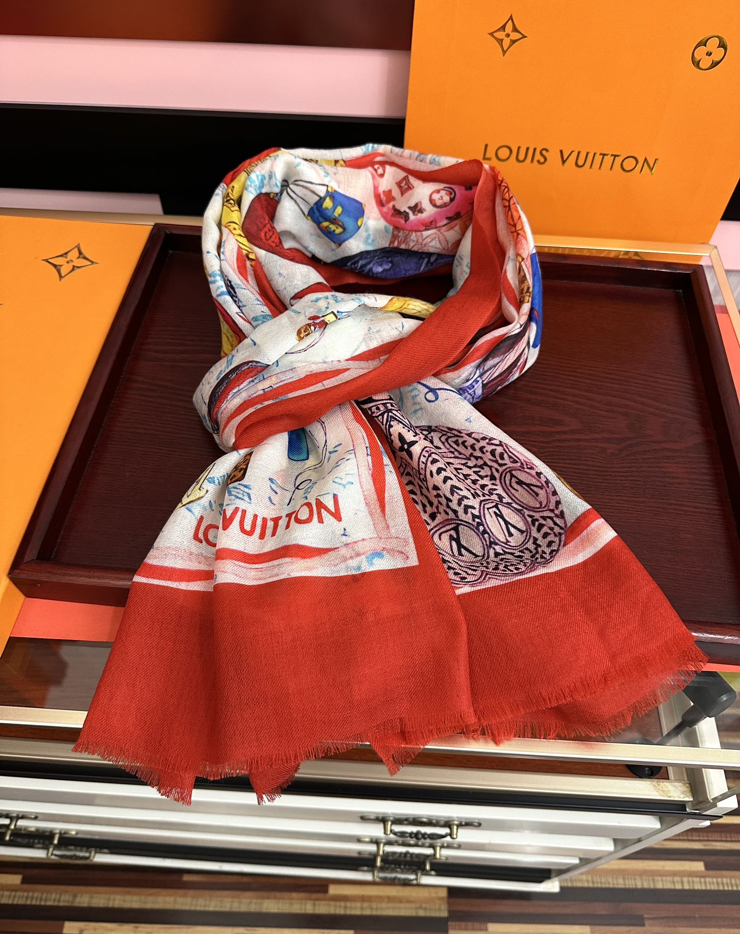 。上新L v 2025最新款【热气球🎈】顶级设计太美了，真心赞👍😘💍实物真心美 🎀披肩配以印花💓💃🏻无论