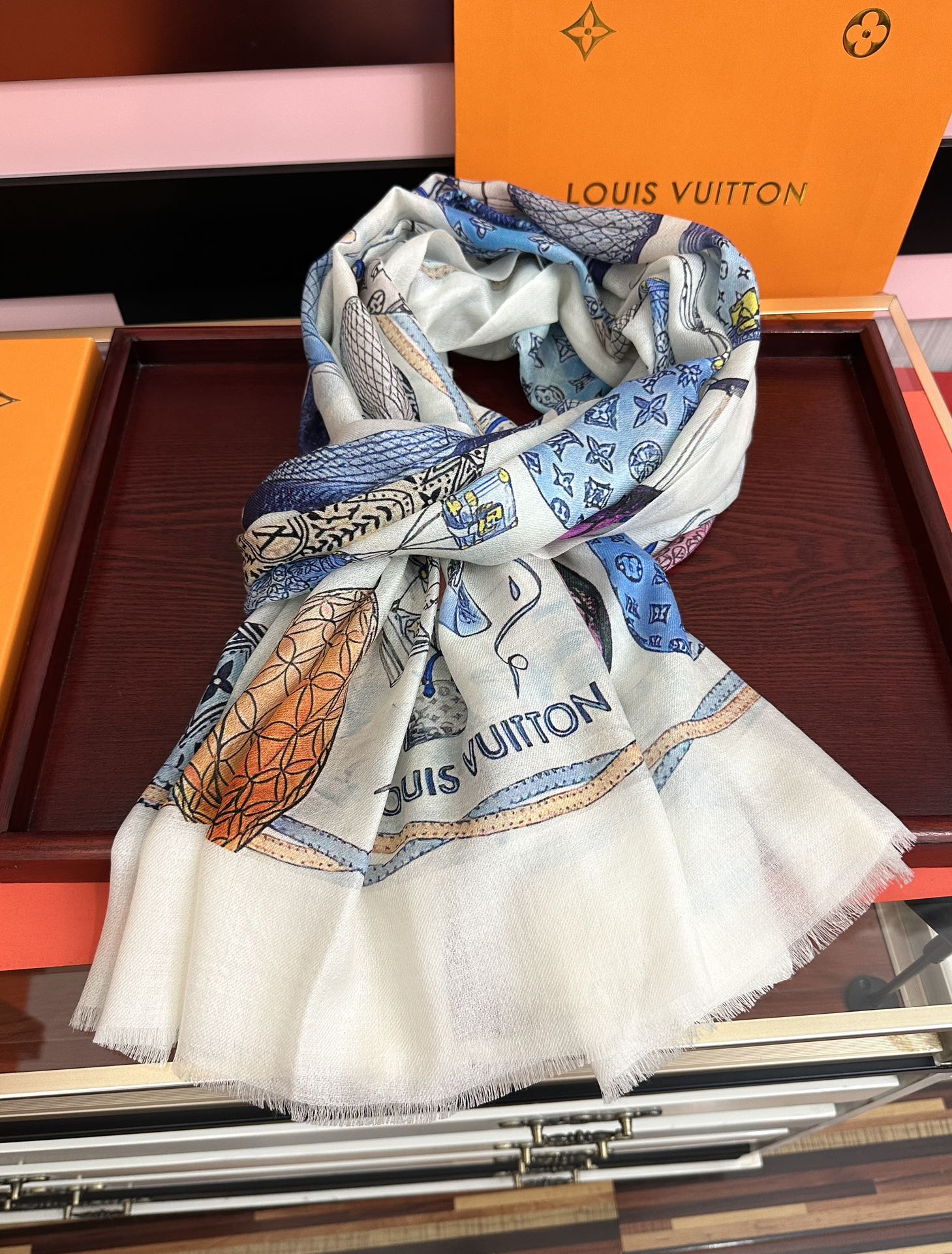 。上新L v 2025最新款【热气球🎈】顶级设计太美了，真心赞👍😘💍实物真心美 🎀披肩配以印花💓💃🏻无论