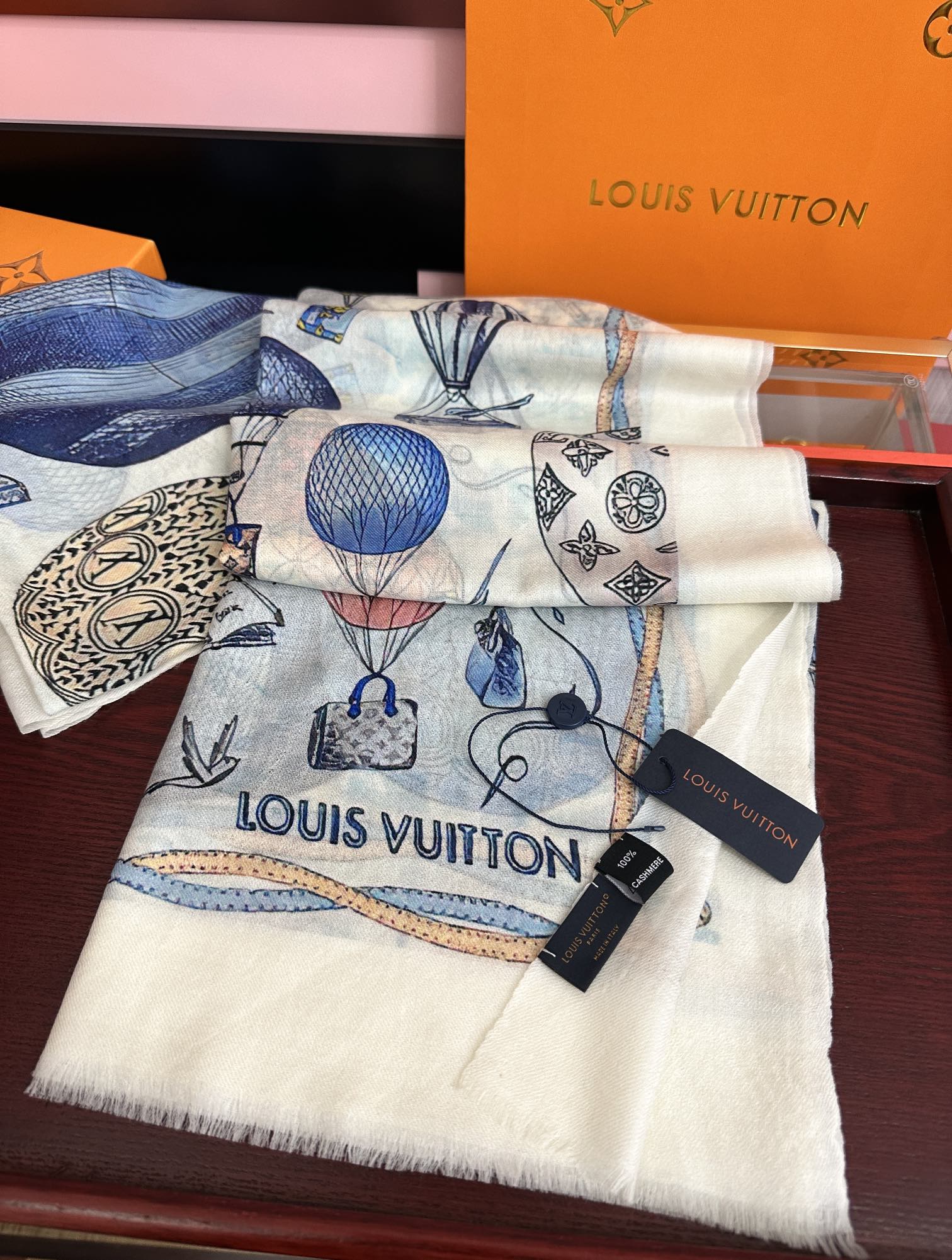 。上新L v 2025最新款【热气球🎈】顶级设计太美了，真心赞👍😘💍实物真心美 🎀披肩配以印花💓💃🏻无论