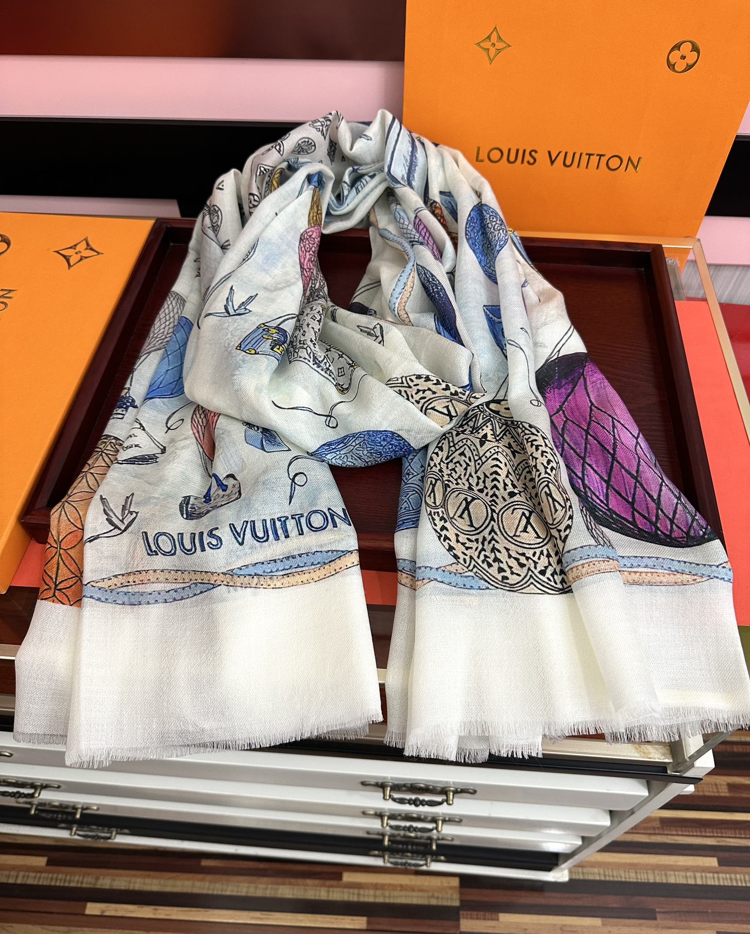 。上新L v 2025最新款【热气球🎈】顶级设计太美了，真心赞👍😘💍实物真心美 🎀披肩配以印花💓💃🏻无论