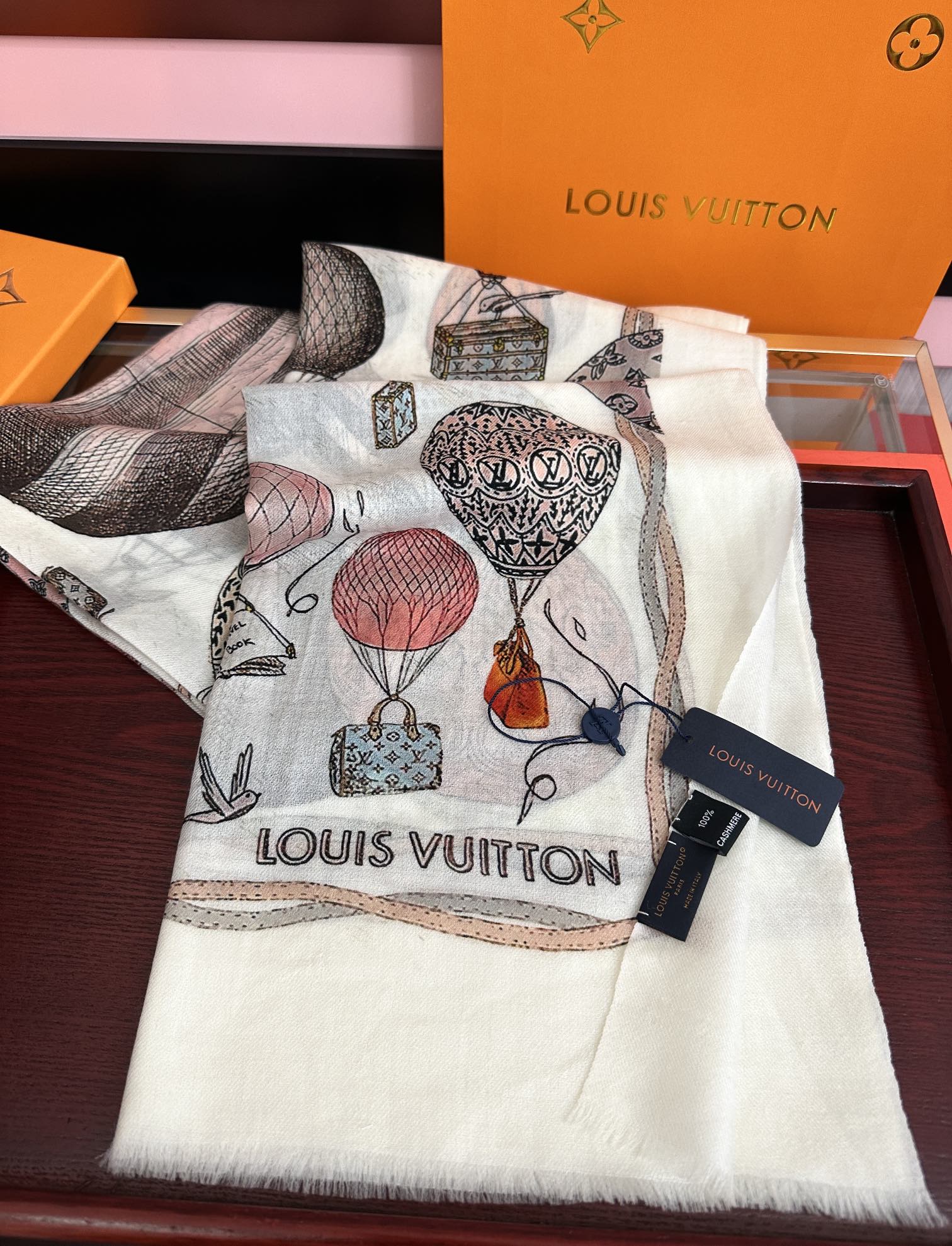 。上新L v 2025最新款【热气球🎈】顶级设计太美了，真心赞👍😘💍实物真心美 🎀披肩配以印花💓💃🏻无论