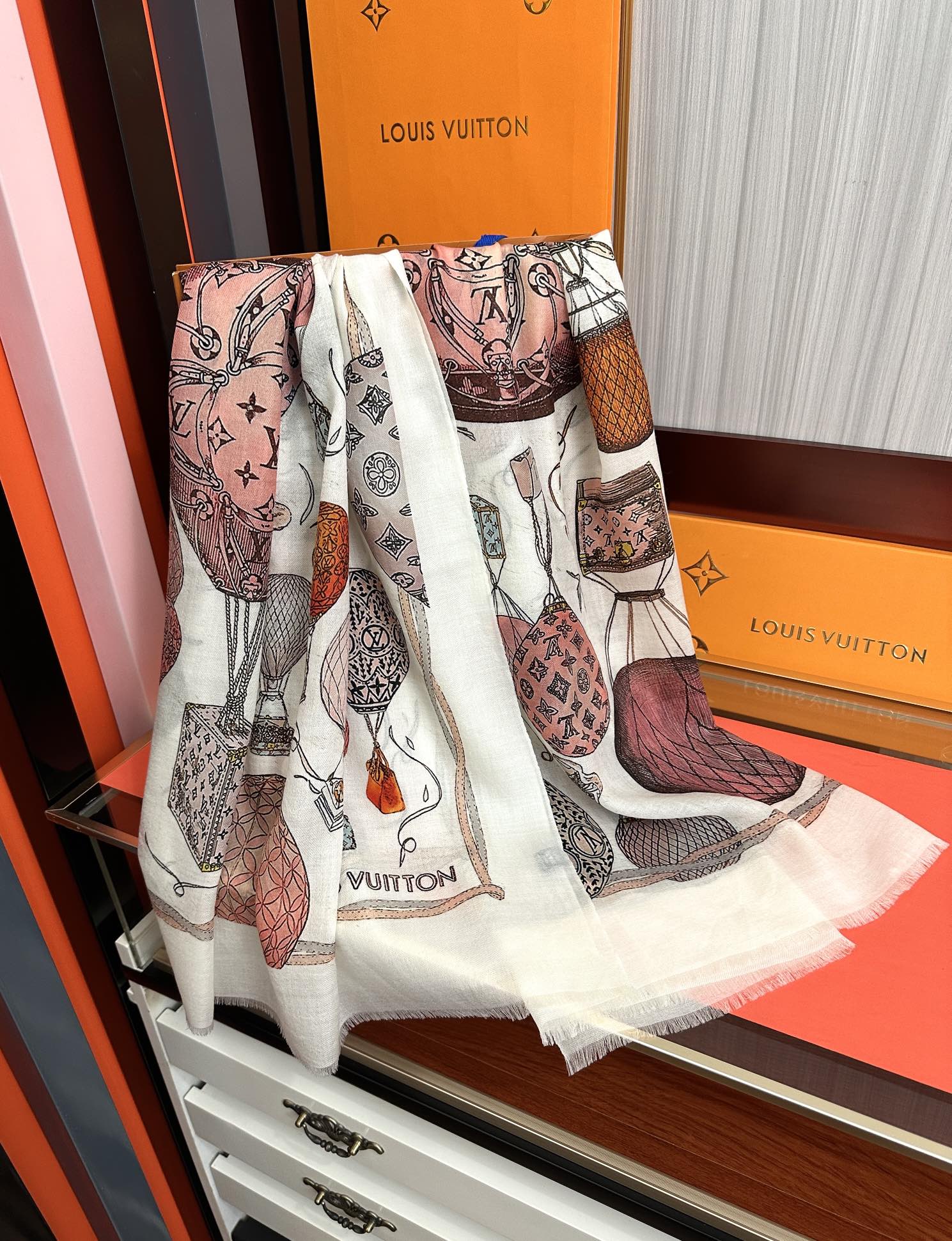 。上新L v 2025最新款【热气球🎈】顶级设计太美了，真心赞👍😘💍实物真心美 🎀披肩配以印花💓💃🏻无论