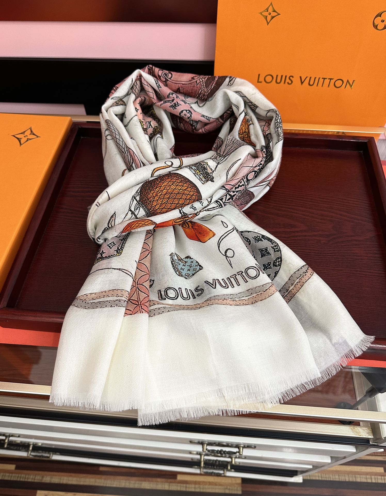 。上新L v 2025最新款【热气球🎈】顶级设计太美了，真心赞👍😘💍实物真心美 🎀披肩配以印花💓💃🏻无论