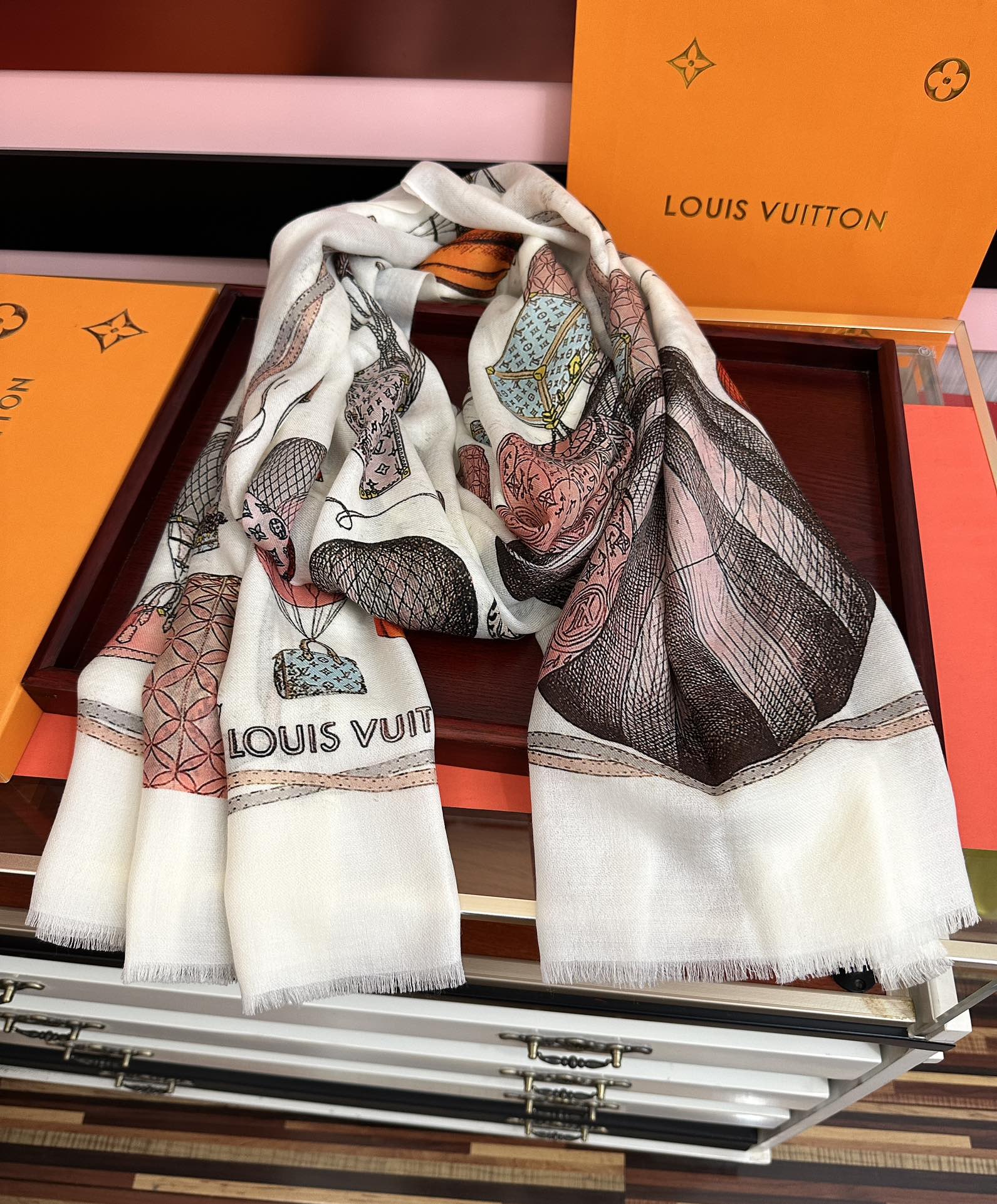 。上新L v 2025最新款【热气球🎈】顶级设计太美了，真心赞👍😘💍实物真心美 🎀披肩配以印花💓💃🏻无论