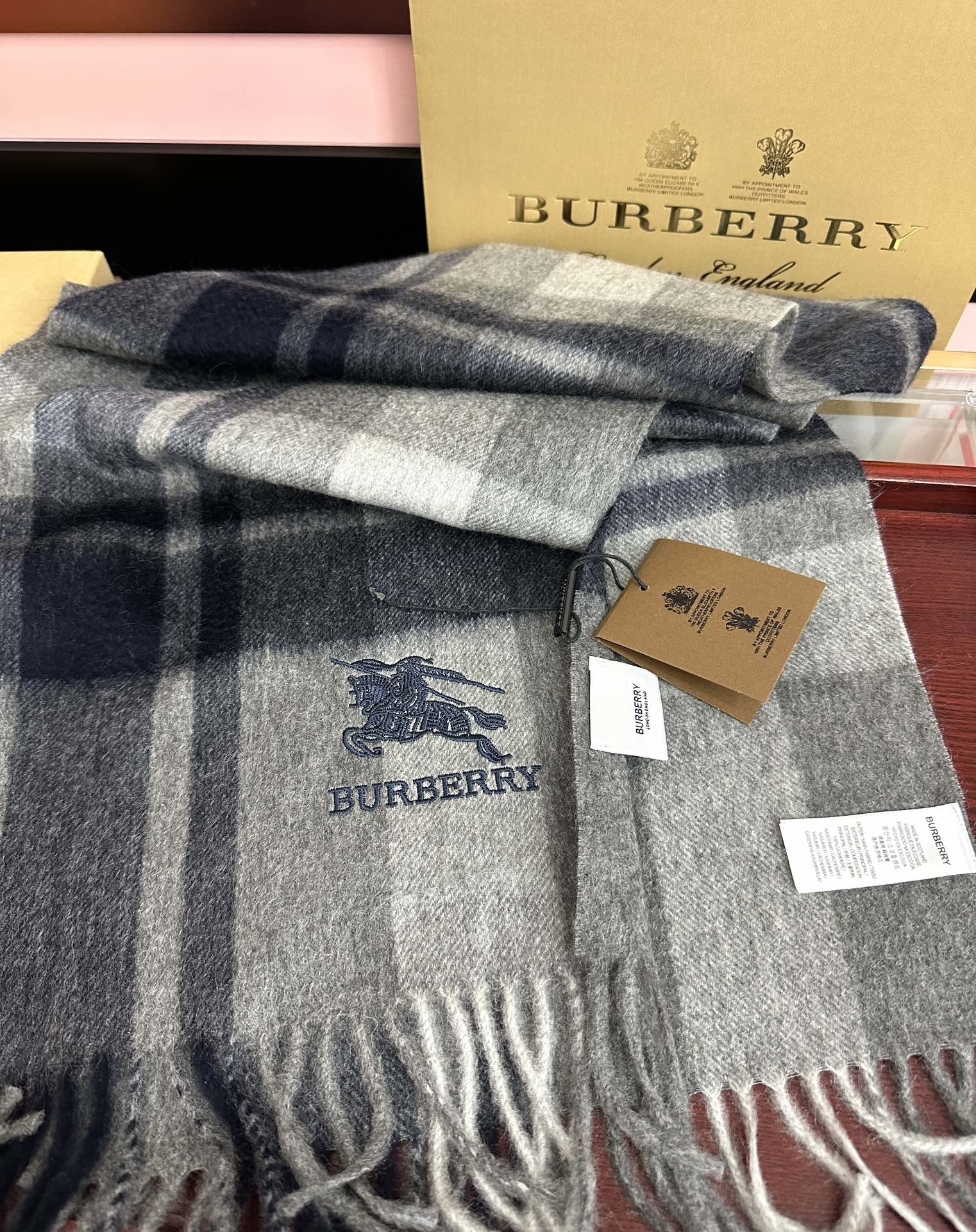 。85%山羊绒 2025 巴宝莉【刺绣战马】采用内蒙古顶级山羊绒，新款男女通用情侣款👫重磅推荐💥 经典的