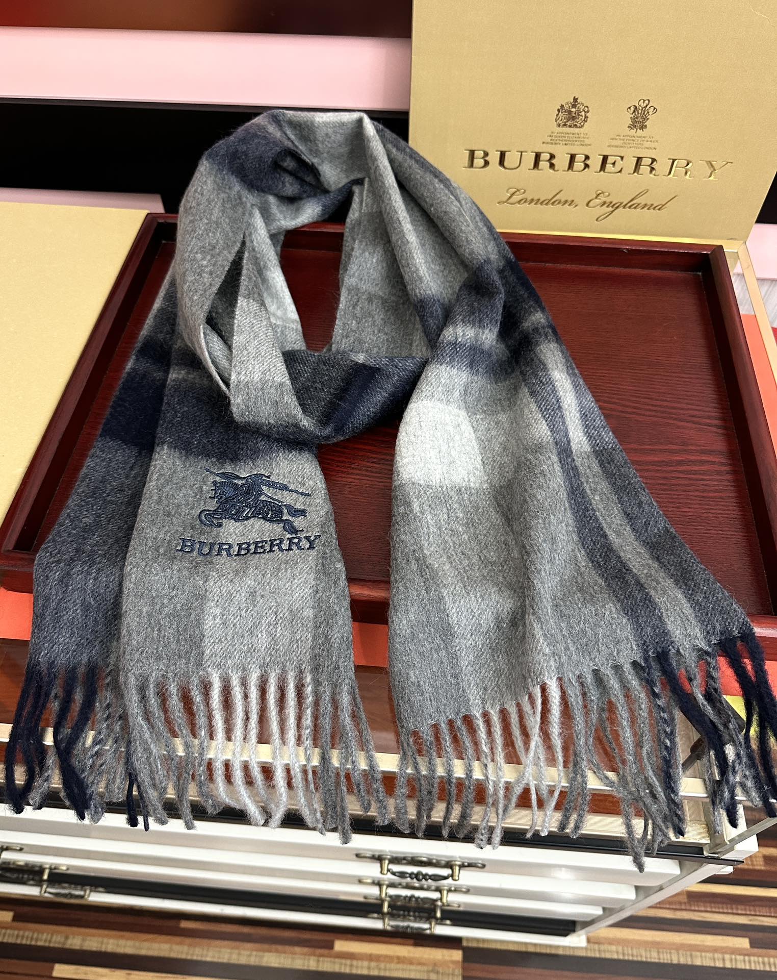 。85%山羊绒 2025 巴宝莉【刺绣战马】采用内蒙古顶级山羊绒，新款男女通用情侣款👫重磅推荐💥 经典的