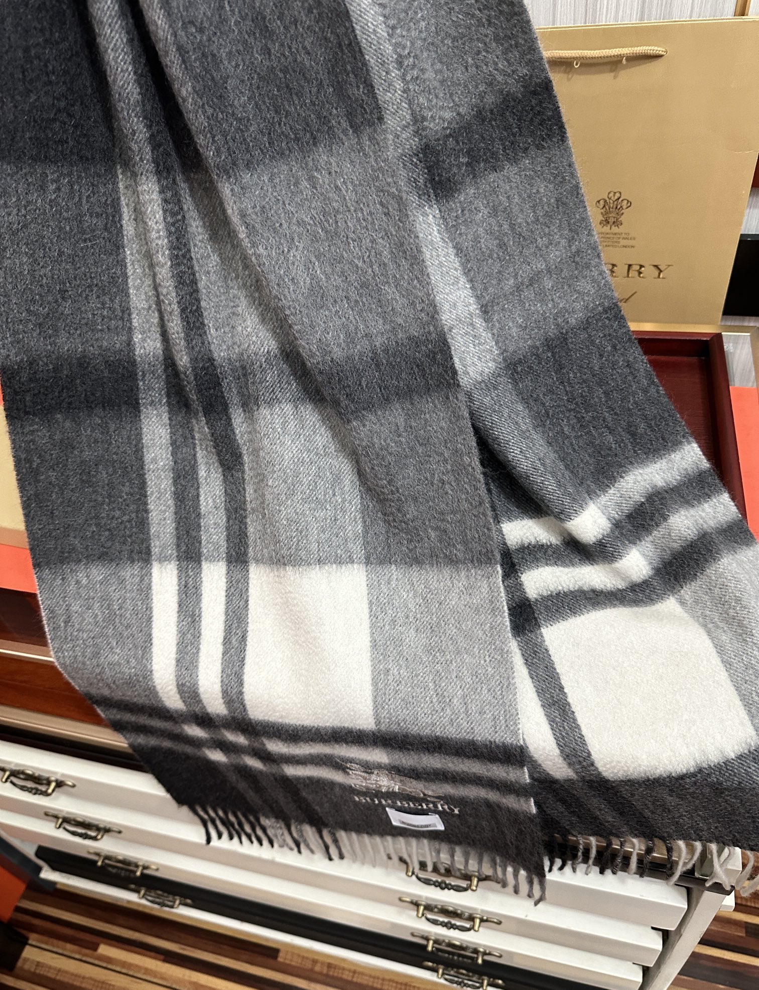 。85%羊绒 巴宝莉2025情侣款最爆款【采用内蒙古山羊绒】🎉男女士情侣款👫围巾‼️太美了😎让人耳目一新