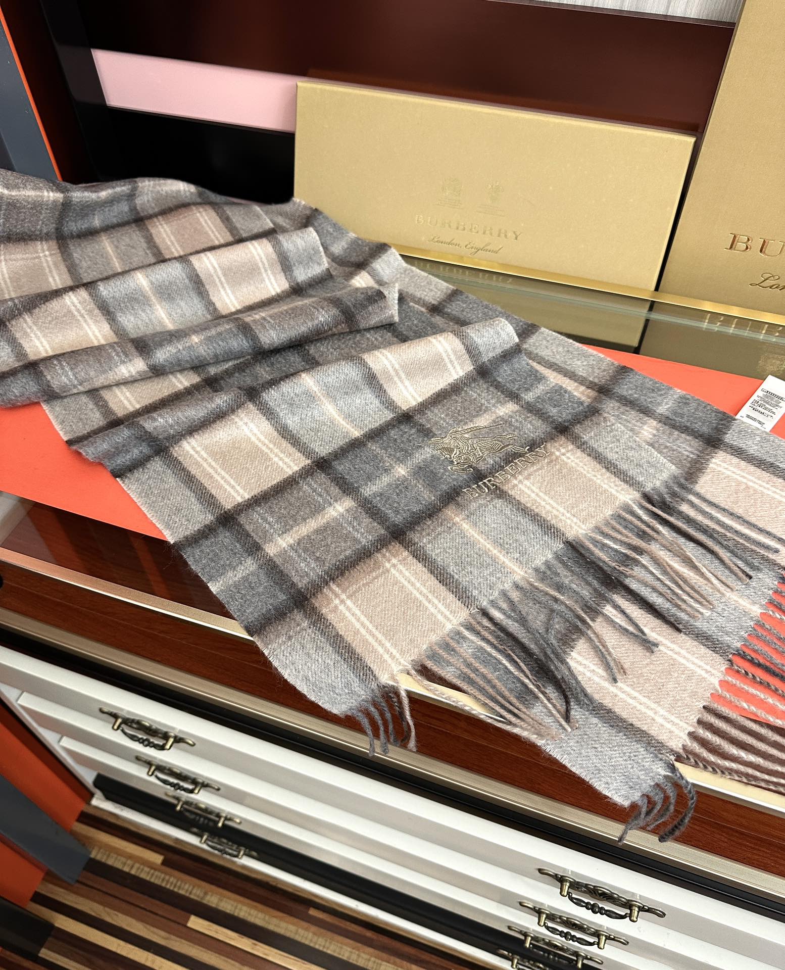 。85%山羊绒 水波纹 2025巴宝莉采用内蒙古顶级山羊绒，最新款男女通用情侣款👫重磅推荐💥 经典的格子