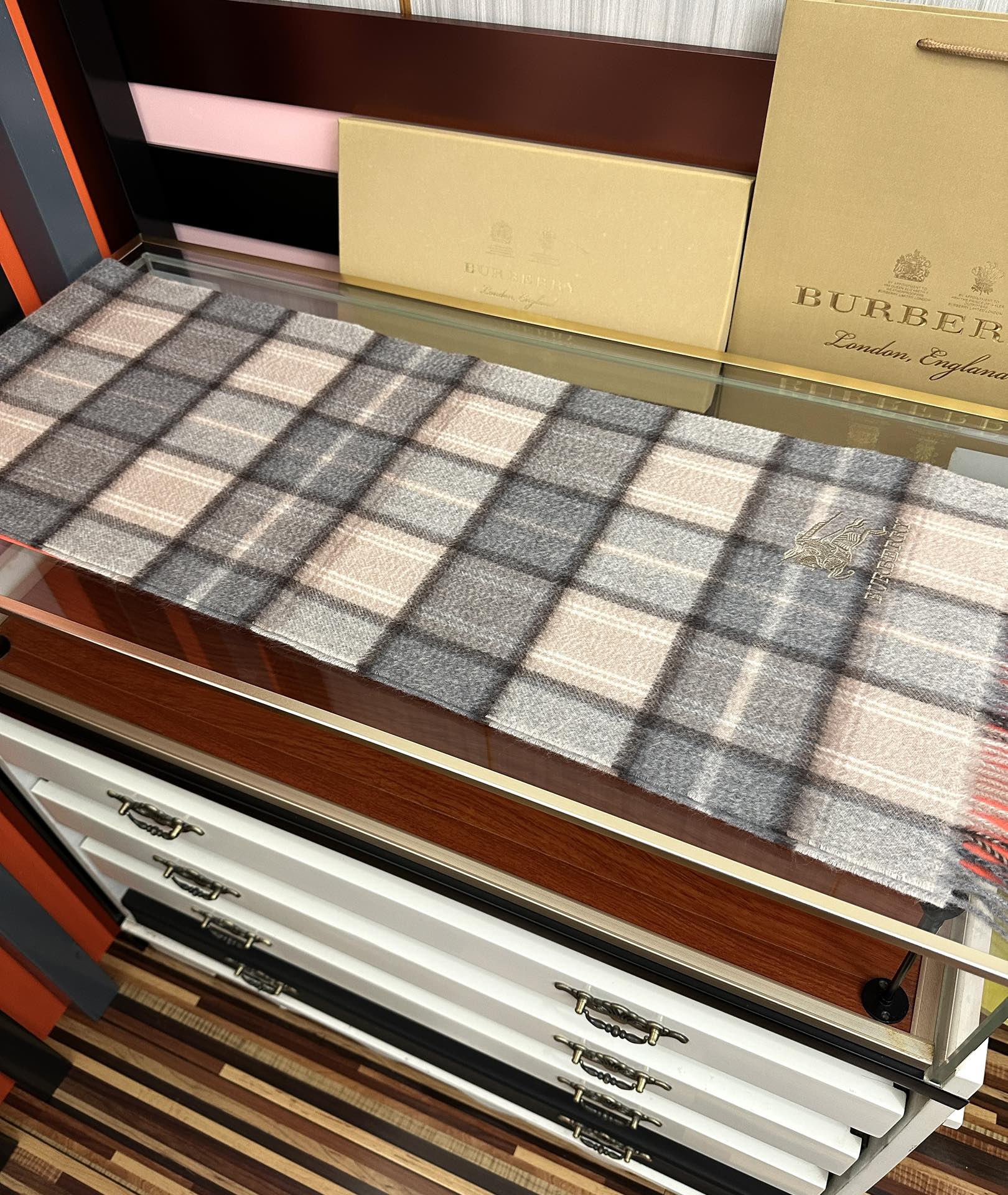 。85%山羊绒 水波纹 2025巴宝莉采用内蒙古顶级山羊绒，最新款男女通用情侣款👫重磅推荐💥 经典的格子