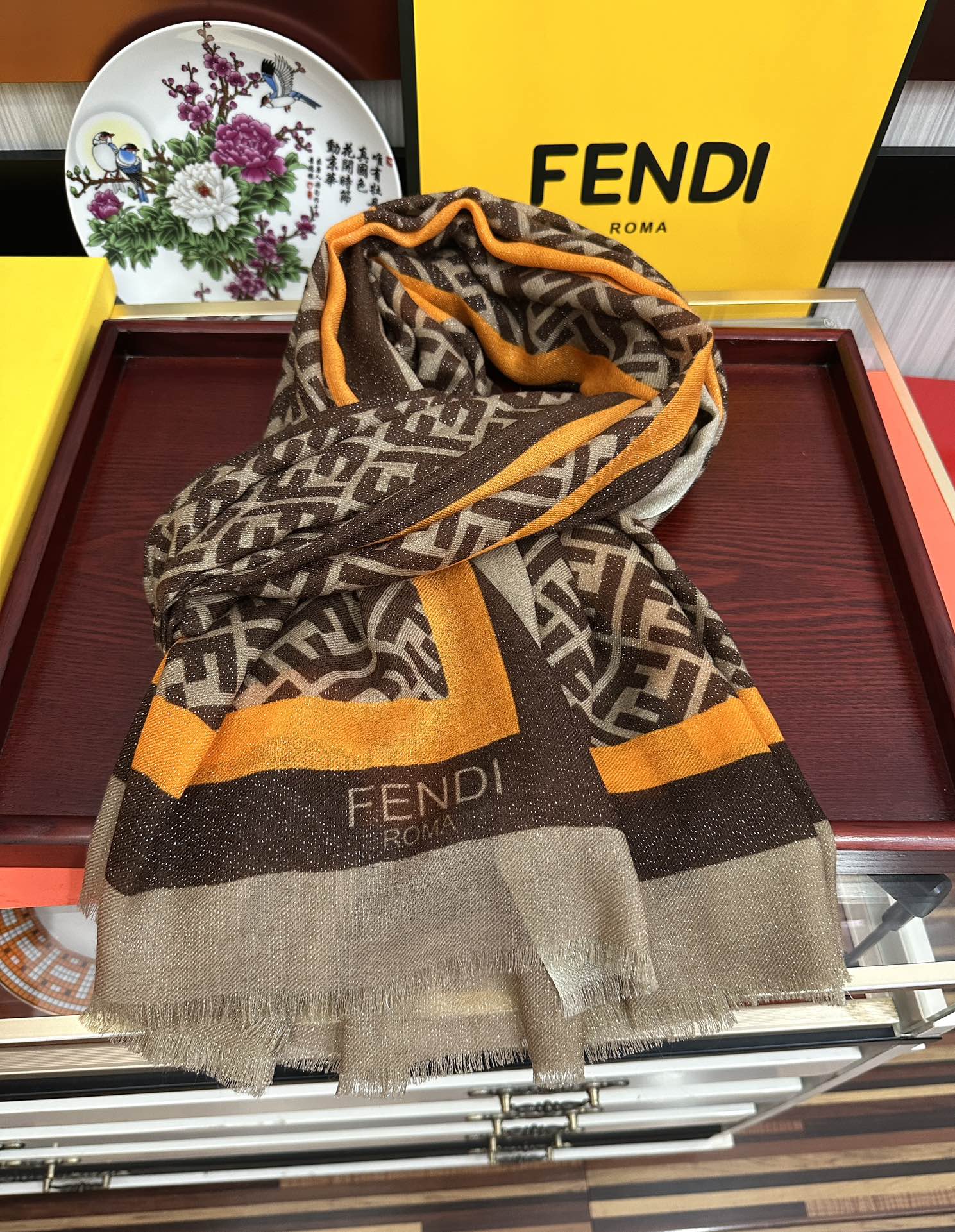 。新款2025 F家最新款银丝【FF银丝印花长巾】💟 度假及日常都非常好搭配的款😍订】一看到就想去旅游‼