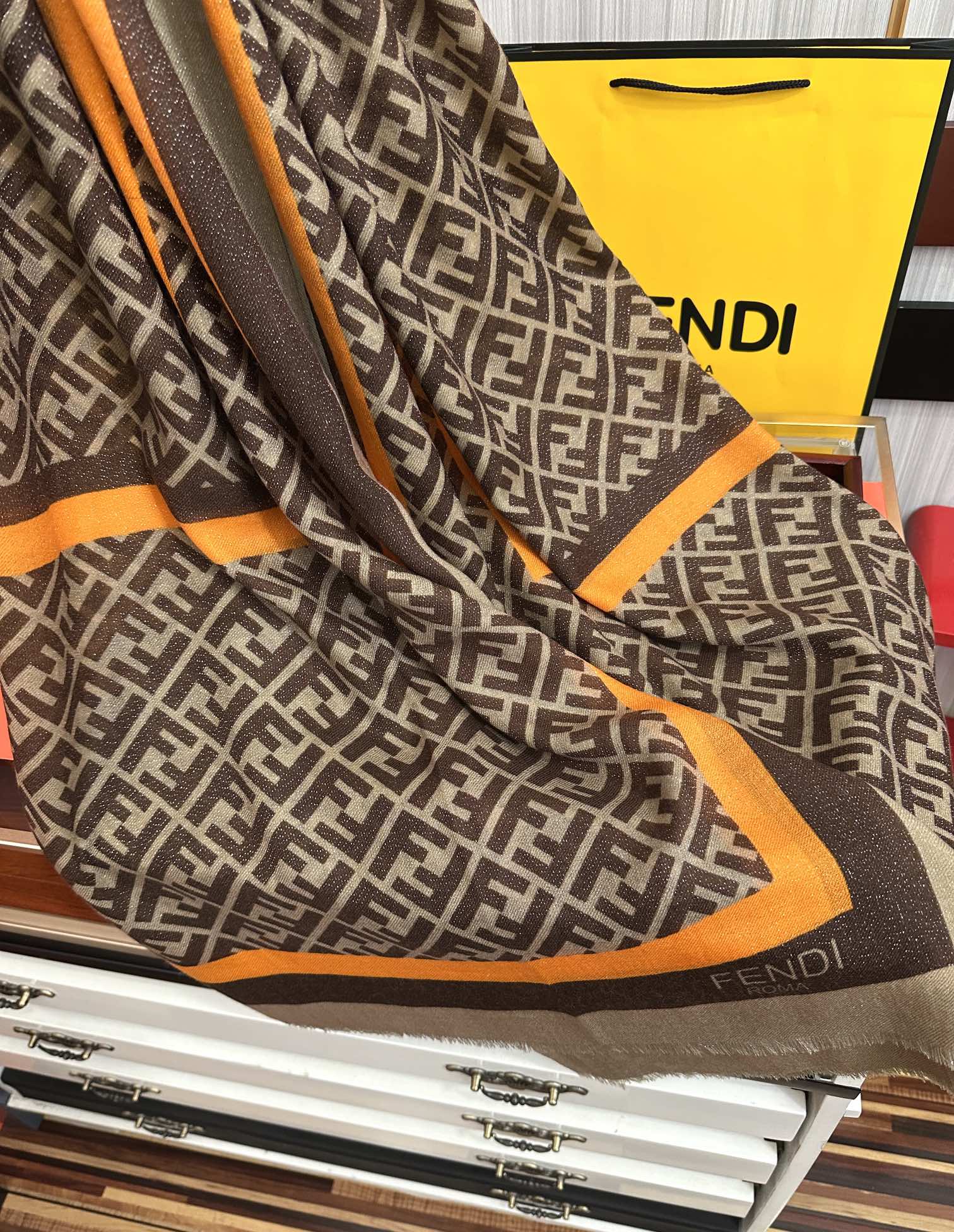 。新款2025 F家最新款银丝【FF银丝印花长巾】💟 度假及日常都非常好搭配的款😍订】一看到就想去旅游‼