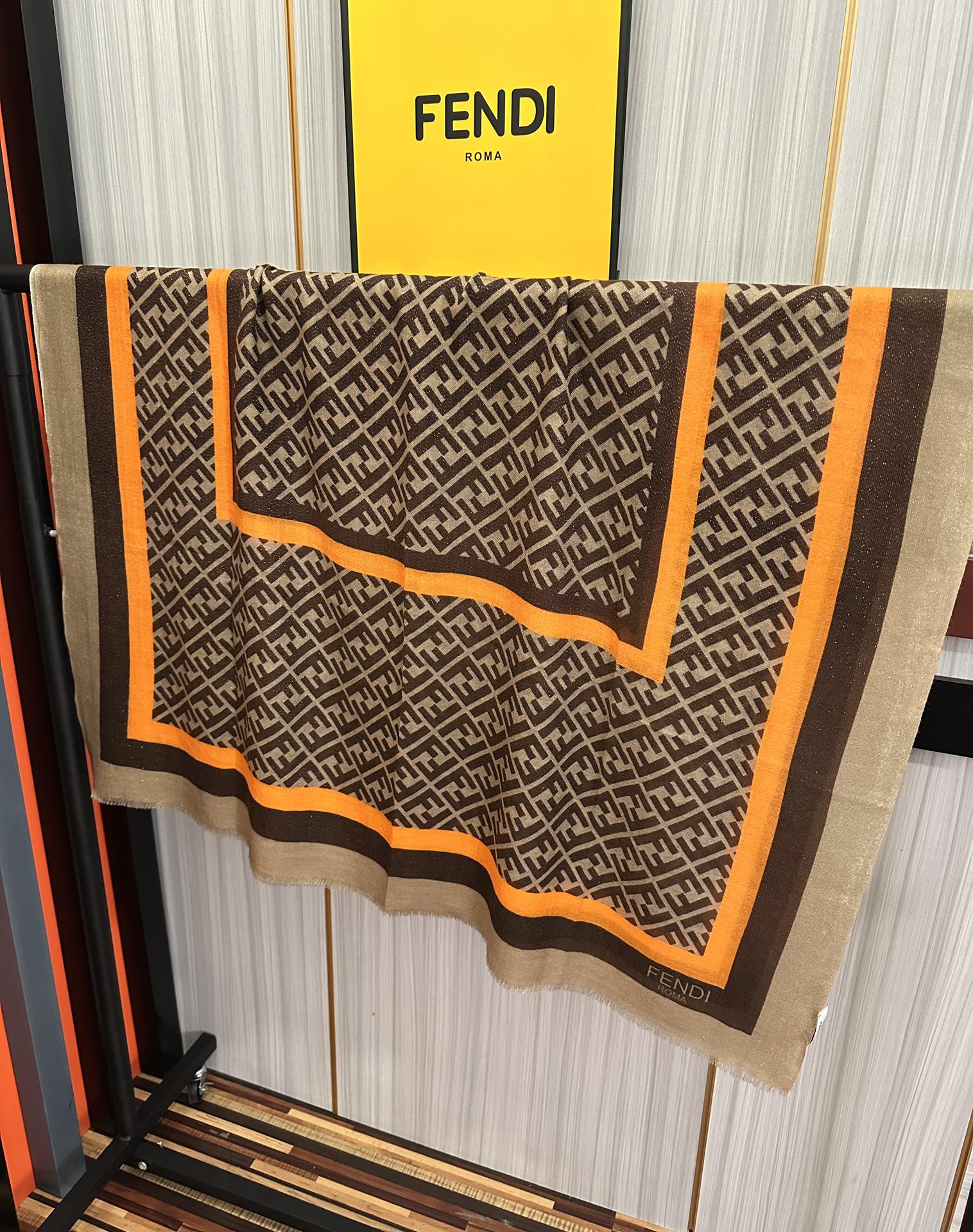 。新款2025 F家最新款银丝【FF银丝印花长巾】💟 度假及日常都非常好搭配的款😍订】一看到就想去旅游‼