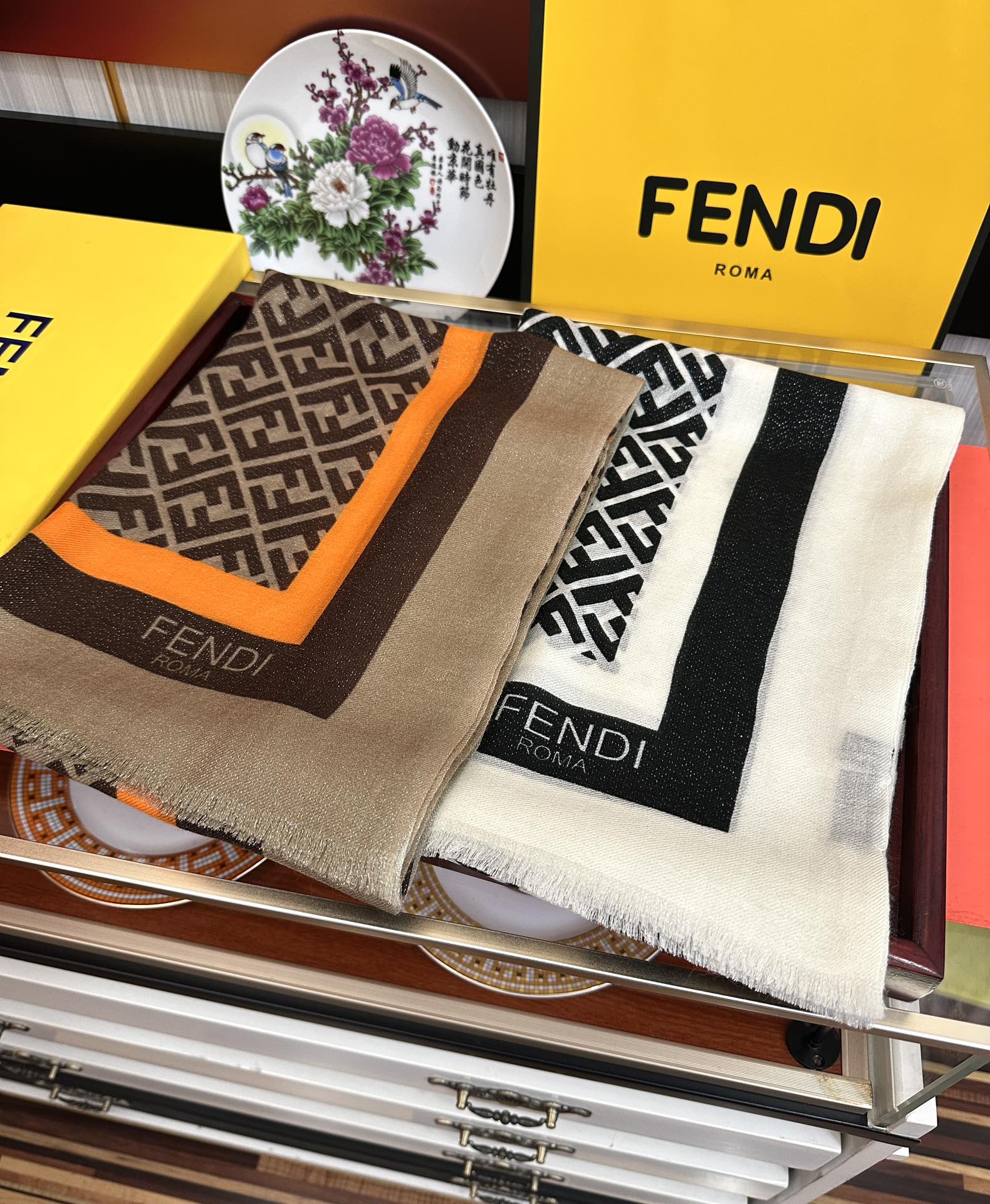 。新款2025 F家最新款银丝【FF银丝印花长巾】💟 度假及日常都非常好搭配的款😍订】一看到就想去旅游‼