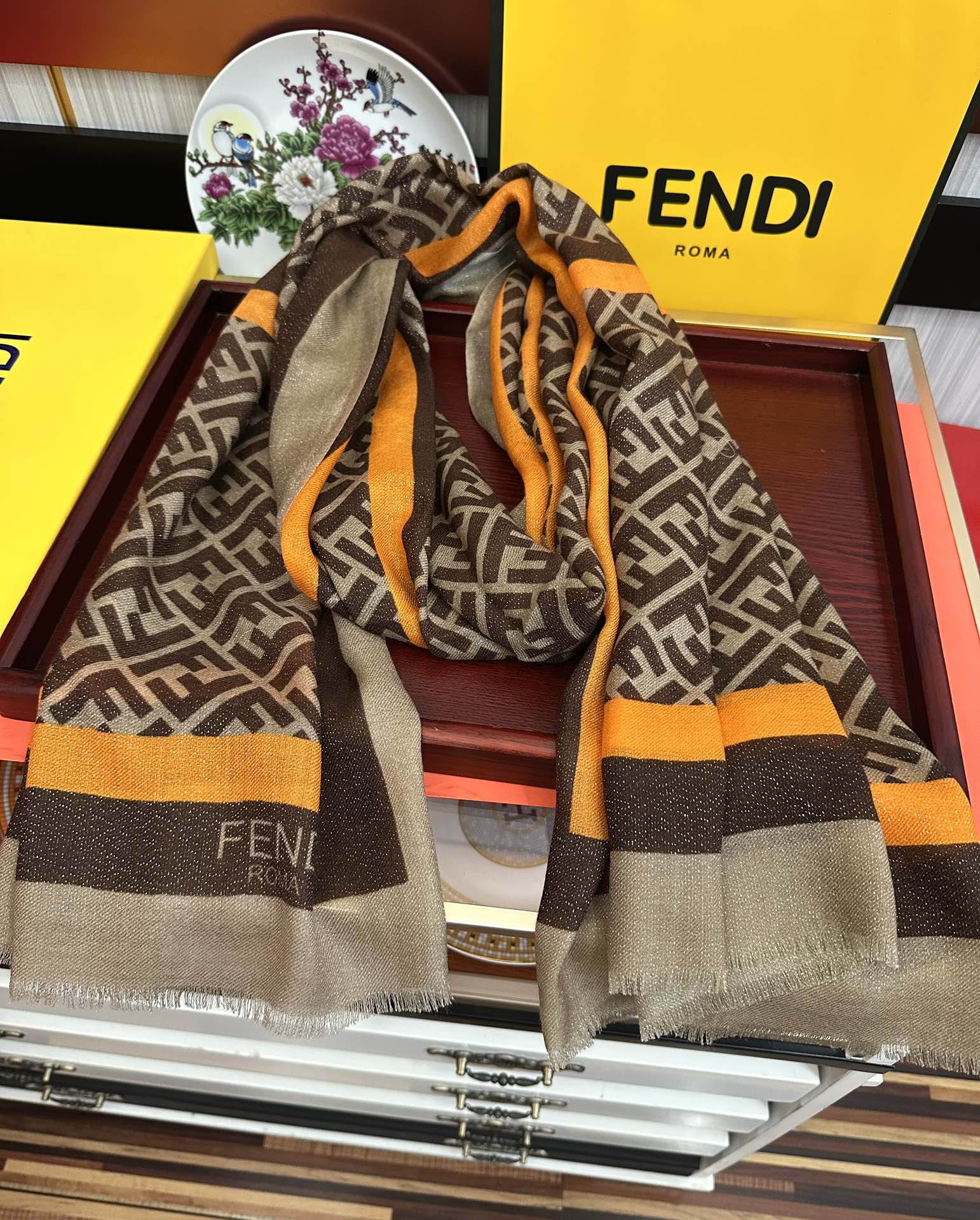 。新款2025 F家最新款银丝【FF银丝印花长巾】💟 度假及日常都非常好搭配的款😍订】一看到就想去旅游‼