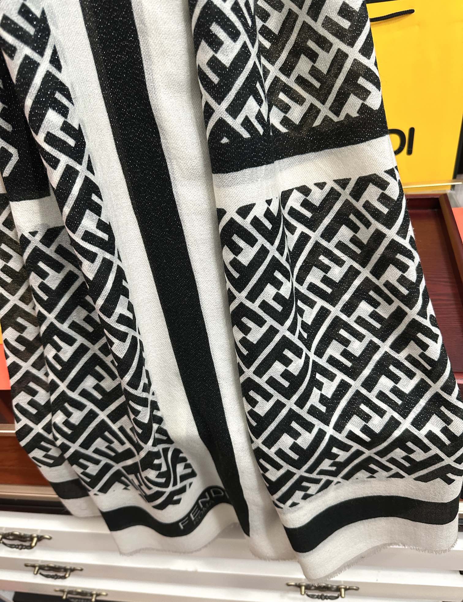 。新款2025 F家最新款银丝【FF银丝印花长巾】💟 度假及日常都非常好搭配的款😍订】一看到就想去旅游‼