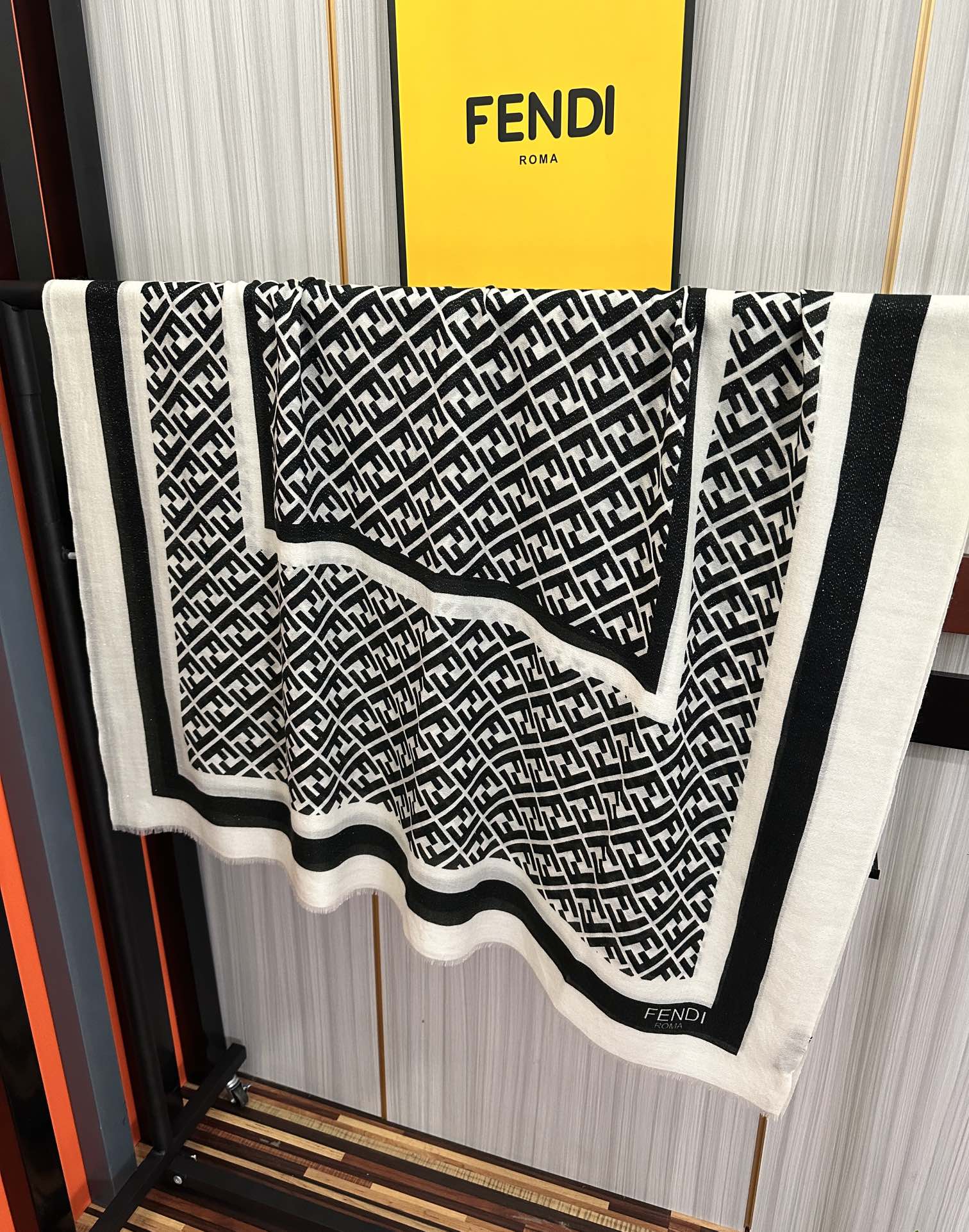 。新款2025 F家最新款银丝【FF银丝印花长巾】💟 度假及日常都非常好搭配的款😍订】一看到就想去旅游‼