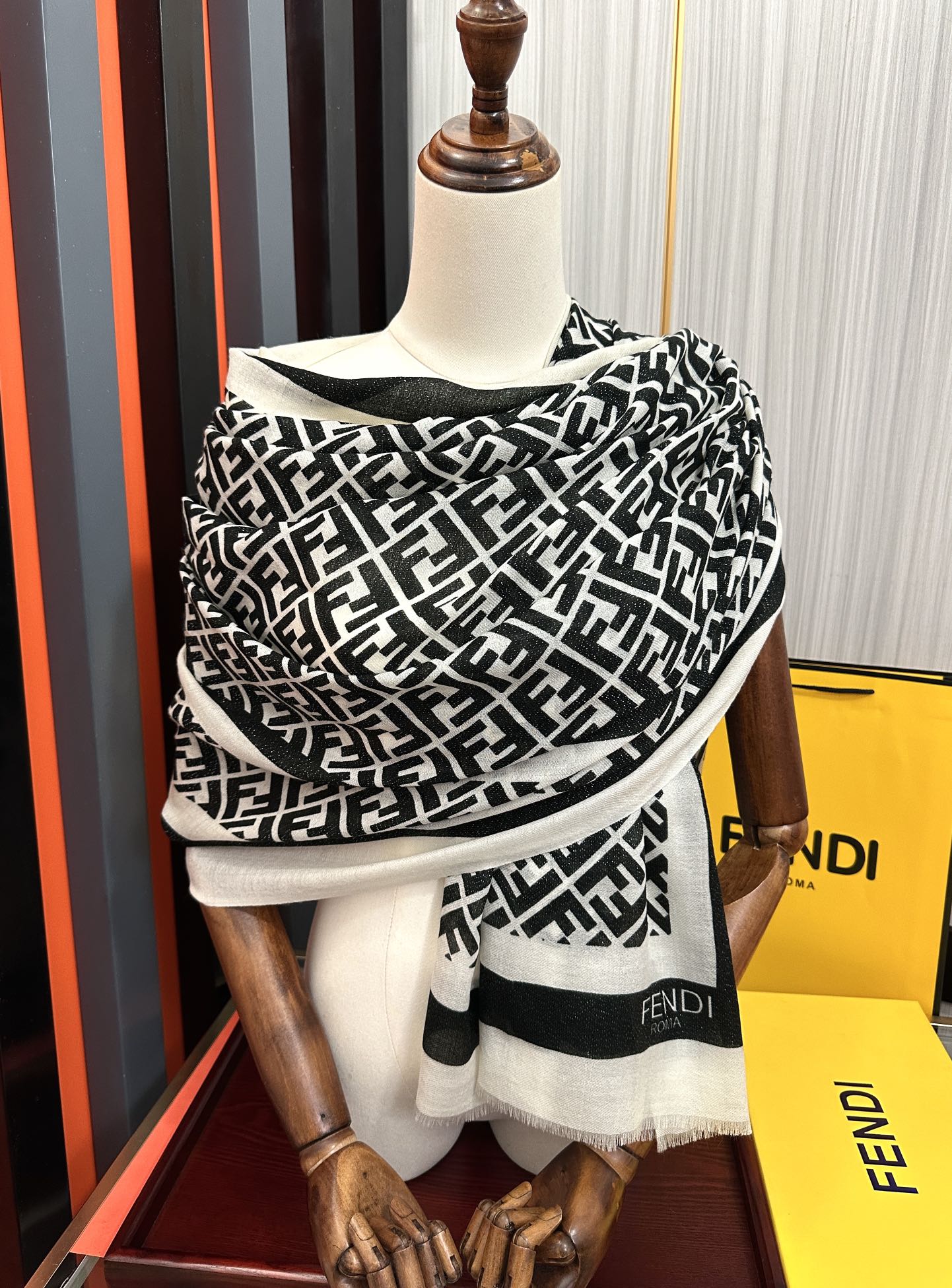 。新款2025 F家最新款银丝【FF银丝印花长巾】💟 度假及日常都非常好搭配的款😍订】一看到就想去旅游‼