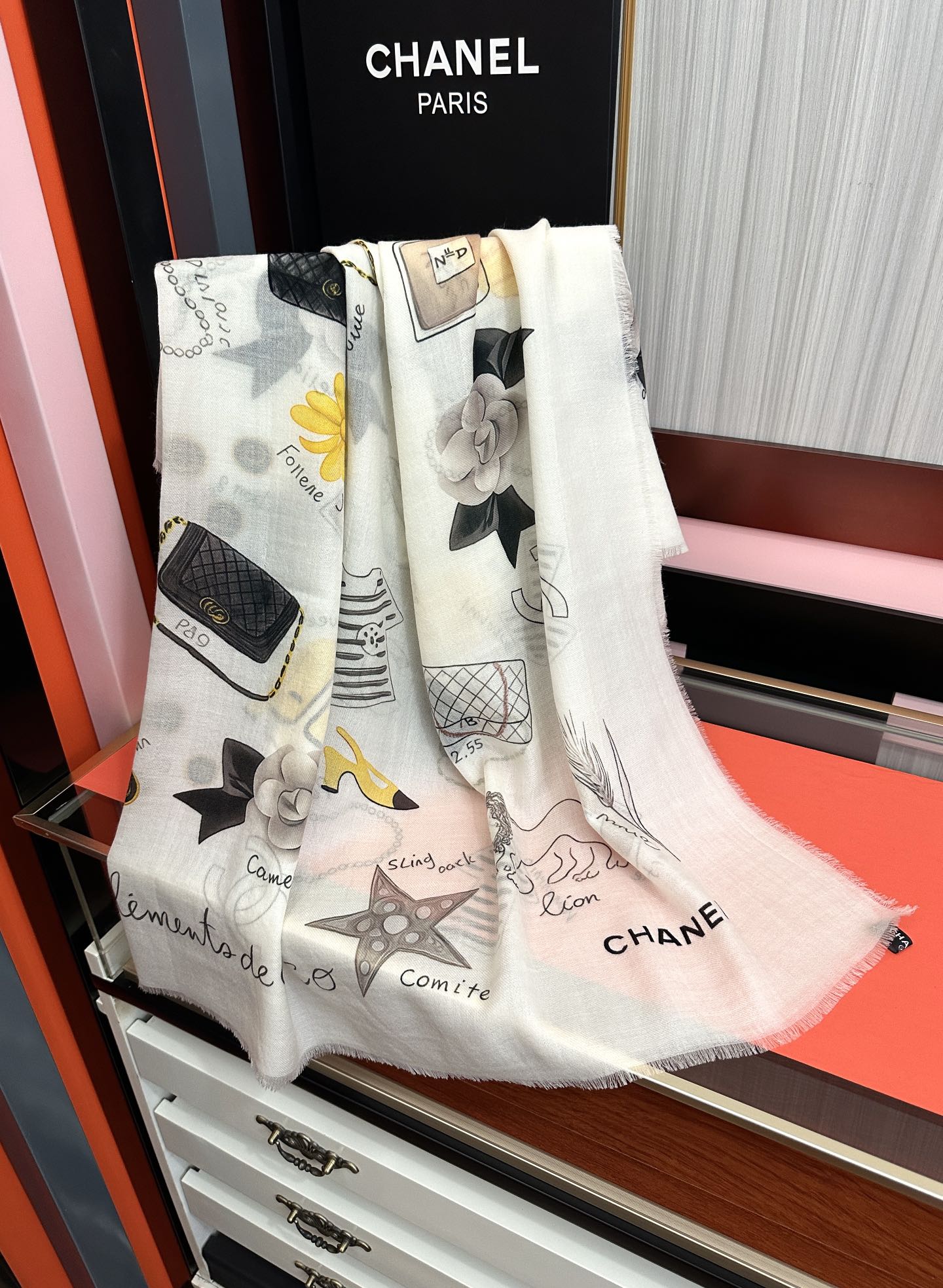 新款。香奈儿 永远经典双C优雅Coco风[礼物]~气质到骨子里[色]香奶奶新一季的面料超高级，真心超级柔